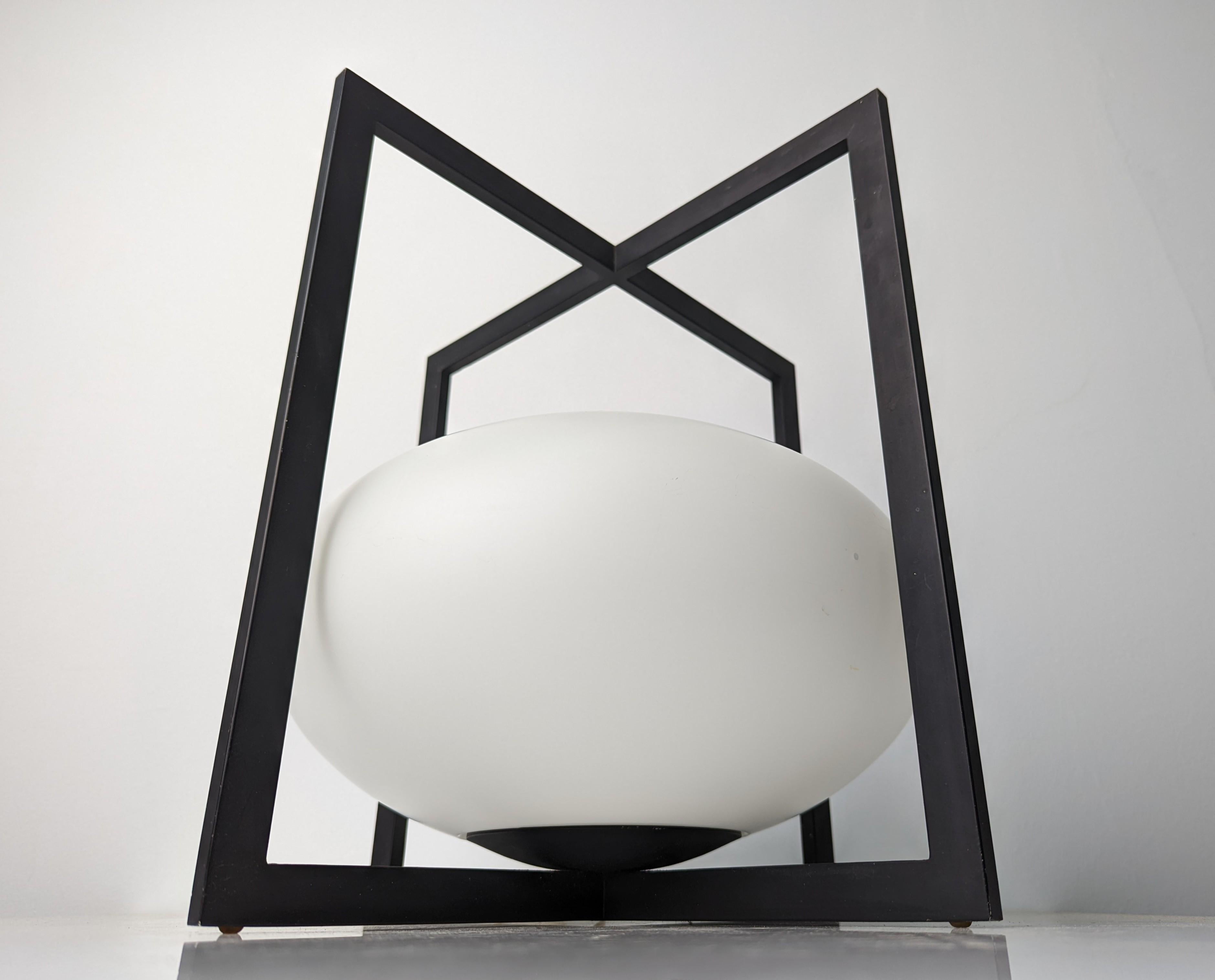 Architectural Cube Lámpara de sobremesa Metal negro Vidrio opalino Modernista Años 70 en venta 3