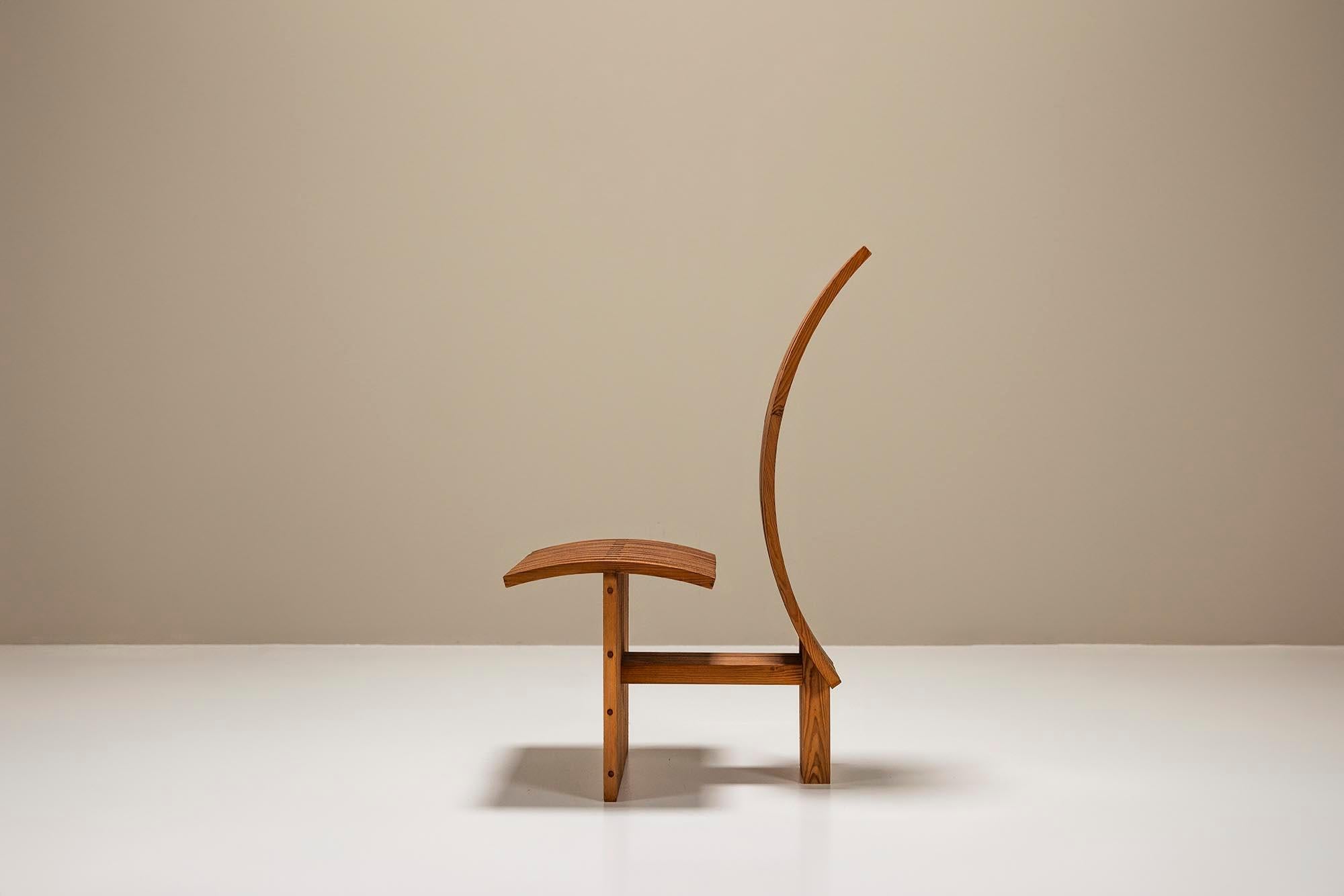 Cette chaise se distingue immédiatement par l'utilisation d'un bois clair d'une chaude couleur terracotta. Cette couleur confère au fauteuil un aspect naturel et accueillant, ce qui lui permet de s'intégrer sans effort dans différents styles