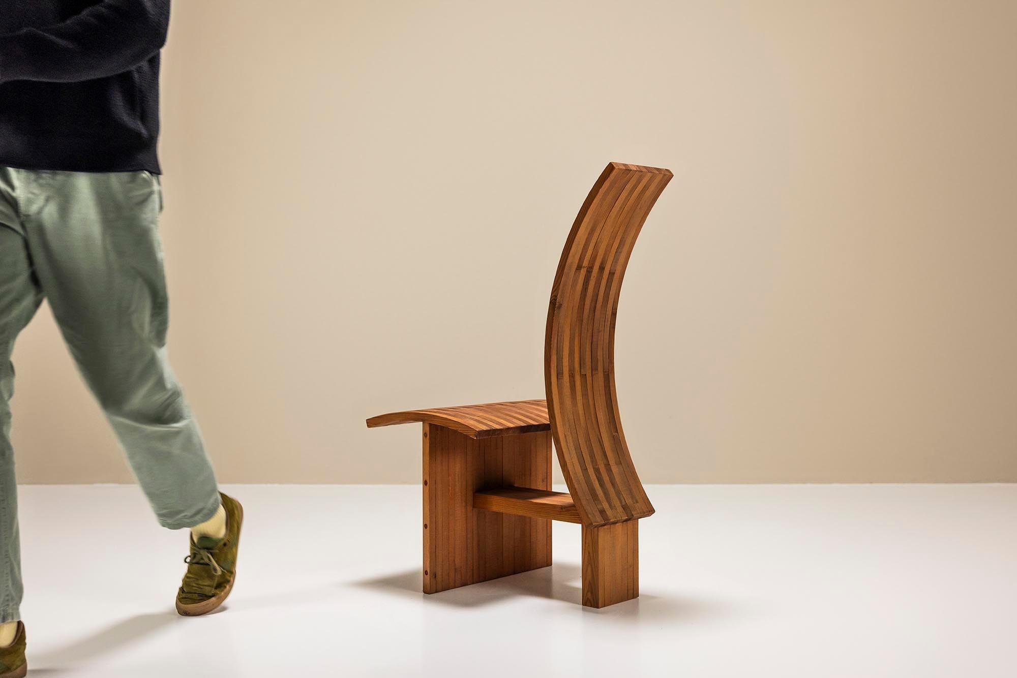 Postmoderne Chaise architecturale à dossier incurvé en bois, Pays-Bas 1980 en vente