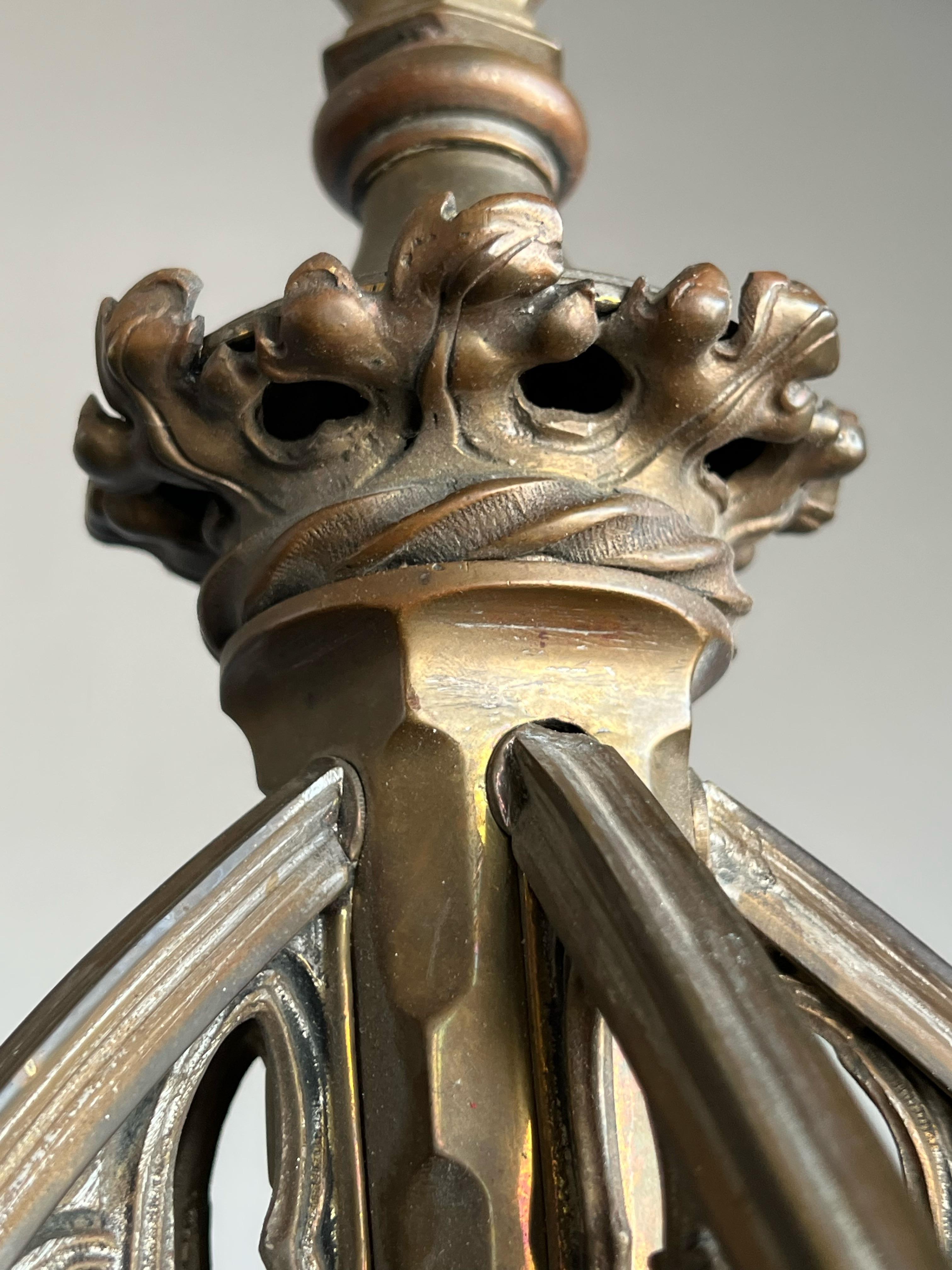 Kronleuchter mit geflügelten Gargoyle-Skulpturen aus Bronze im gotischen Stil, architektonisches Design im Angebot 3