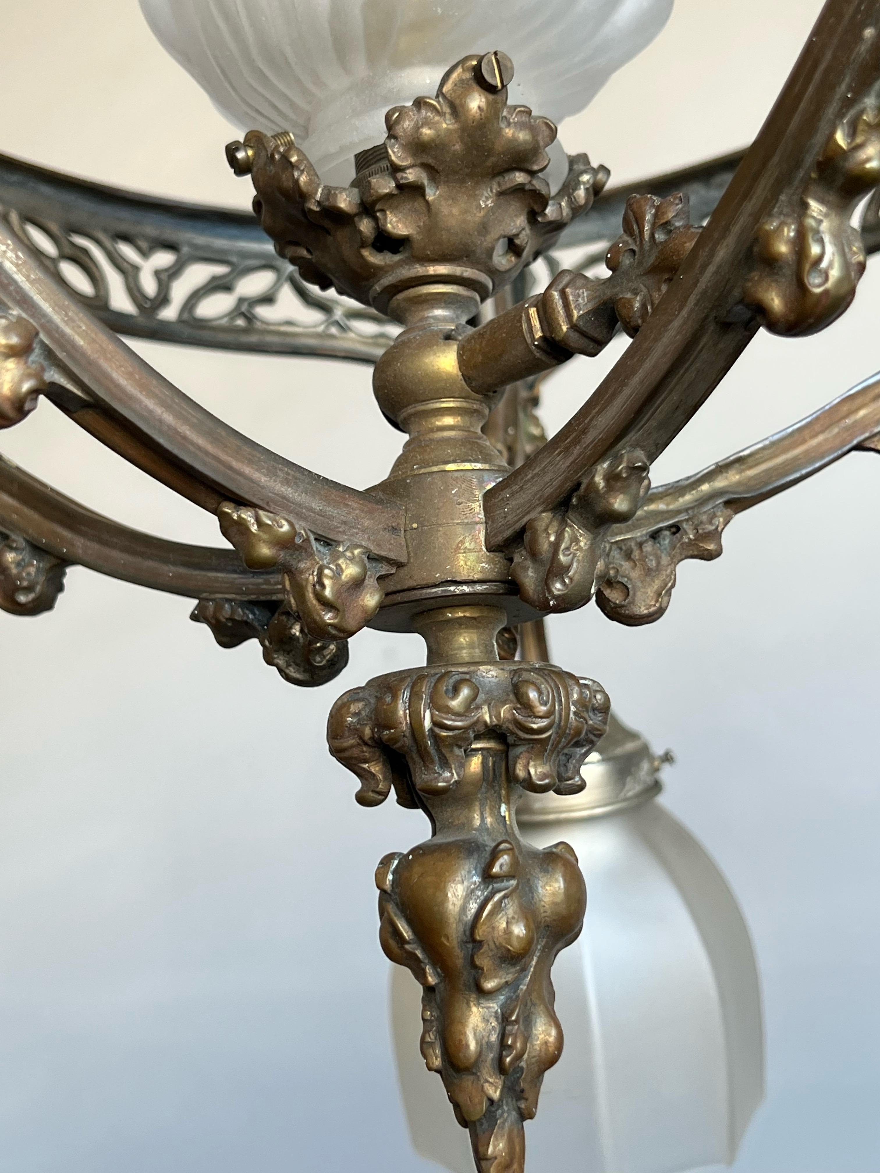 Lustre de conception architecturale en bronze de style néo-gothique avec sculptures de Gargoyles ailées en vente 3