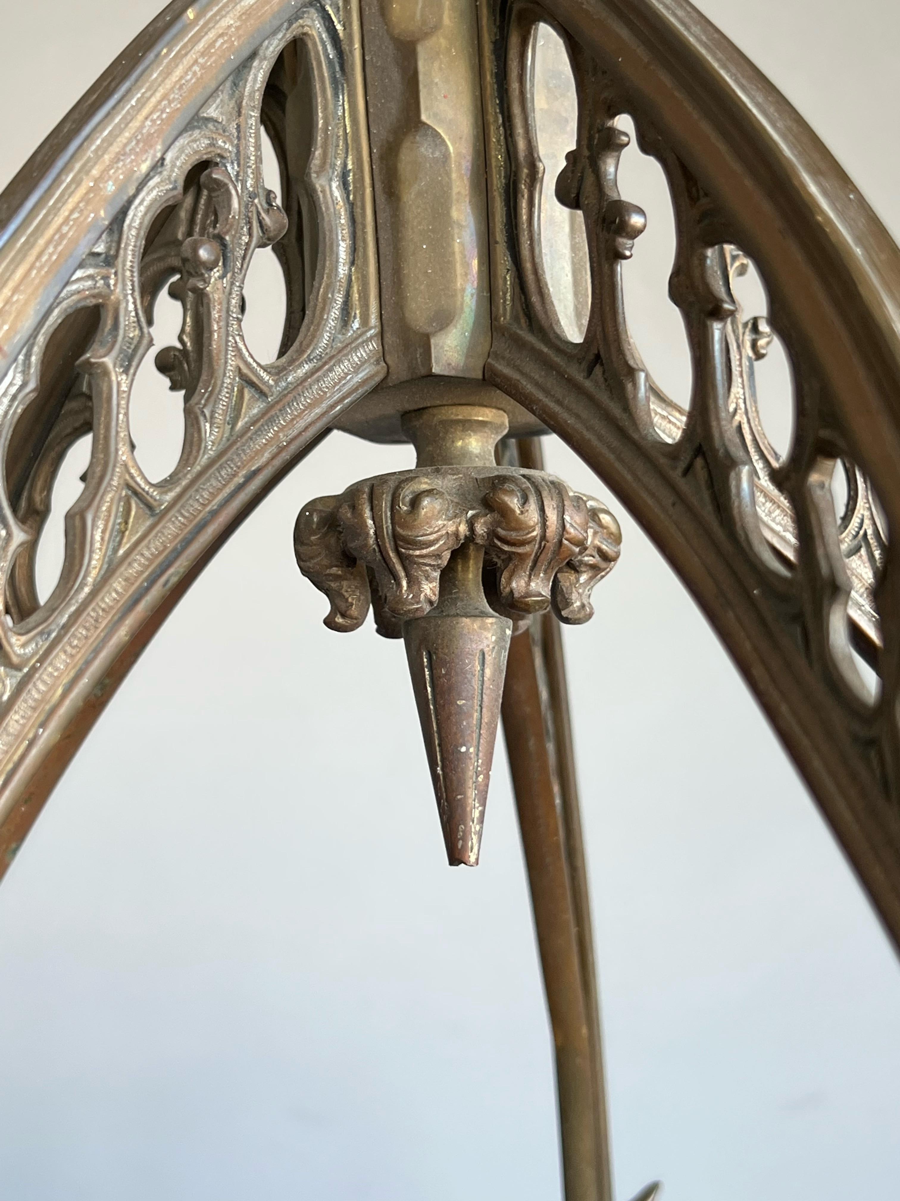 Lustre de conception architecturale en bronze de style néo-gothique avec sculptures de Gargoyles ailées en vente 5