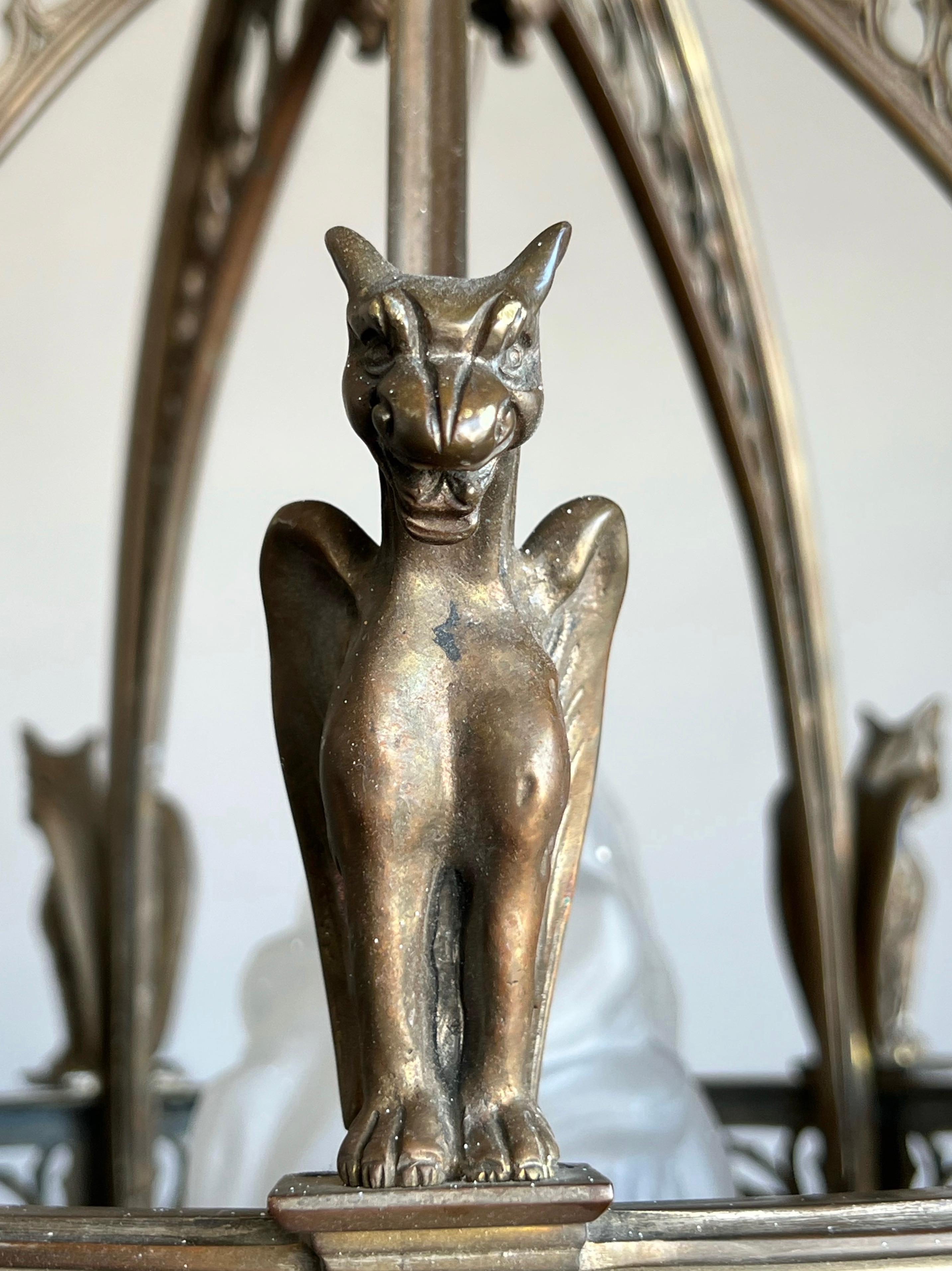 Lustre de conception architecturale en bronze de style néo-gothique avec sculptures de Gargoyles ailées en vente 9