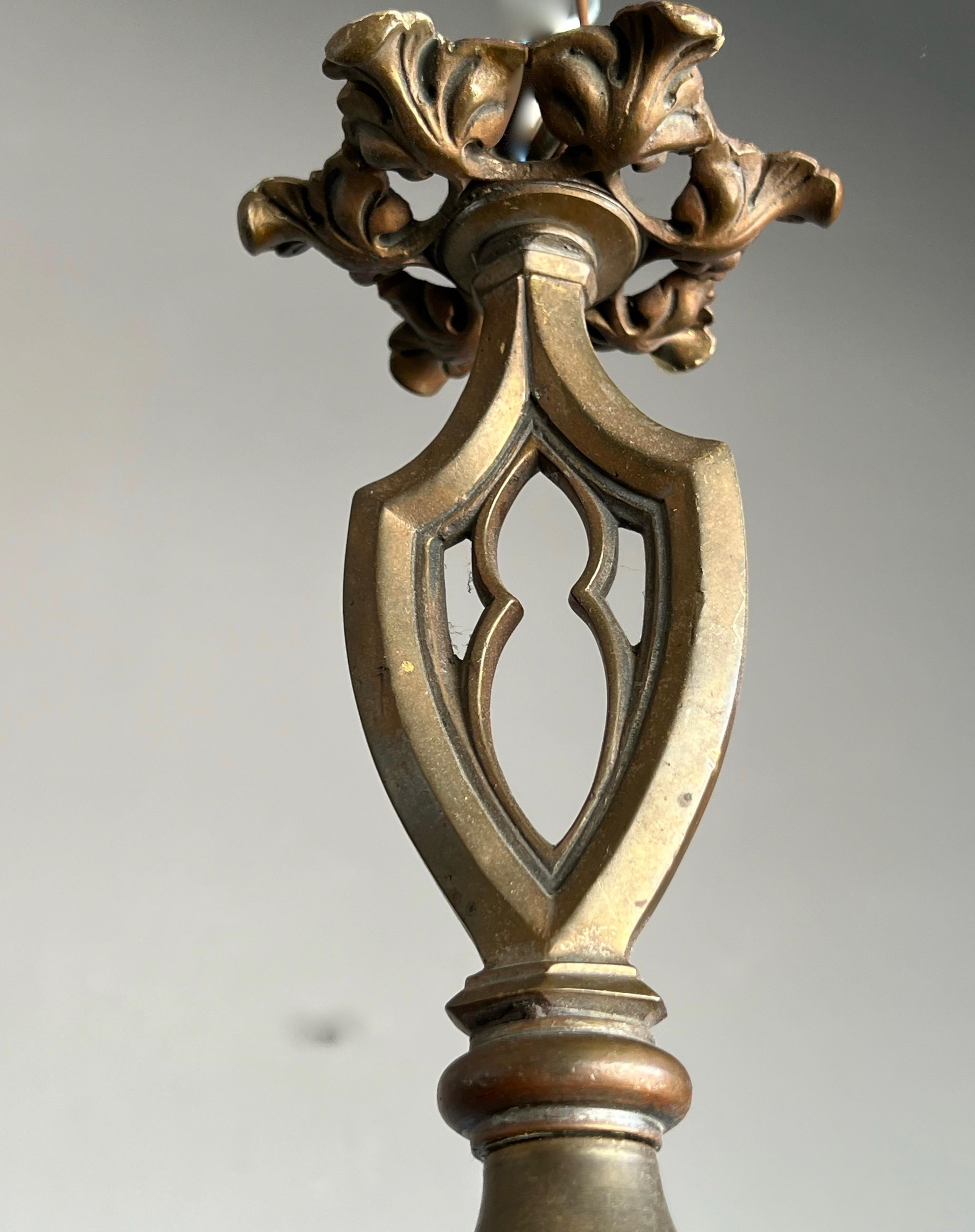 Design architettonico Bronzo Gotico Revival Alato Gargoyle Sculture Lampadario in vendita 1
