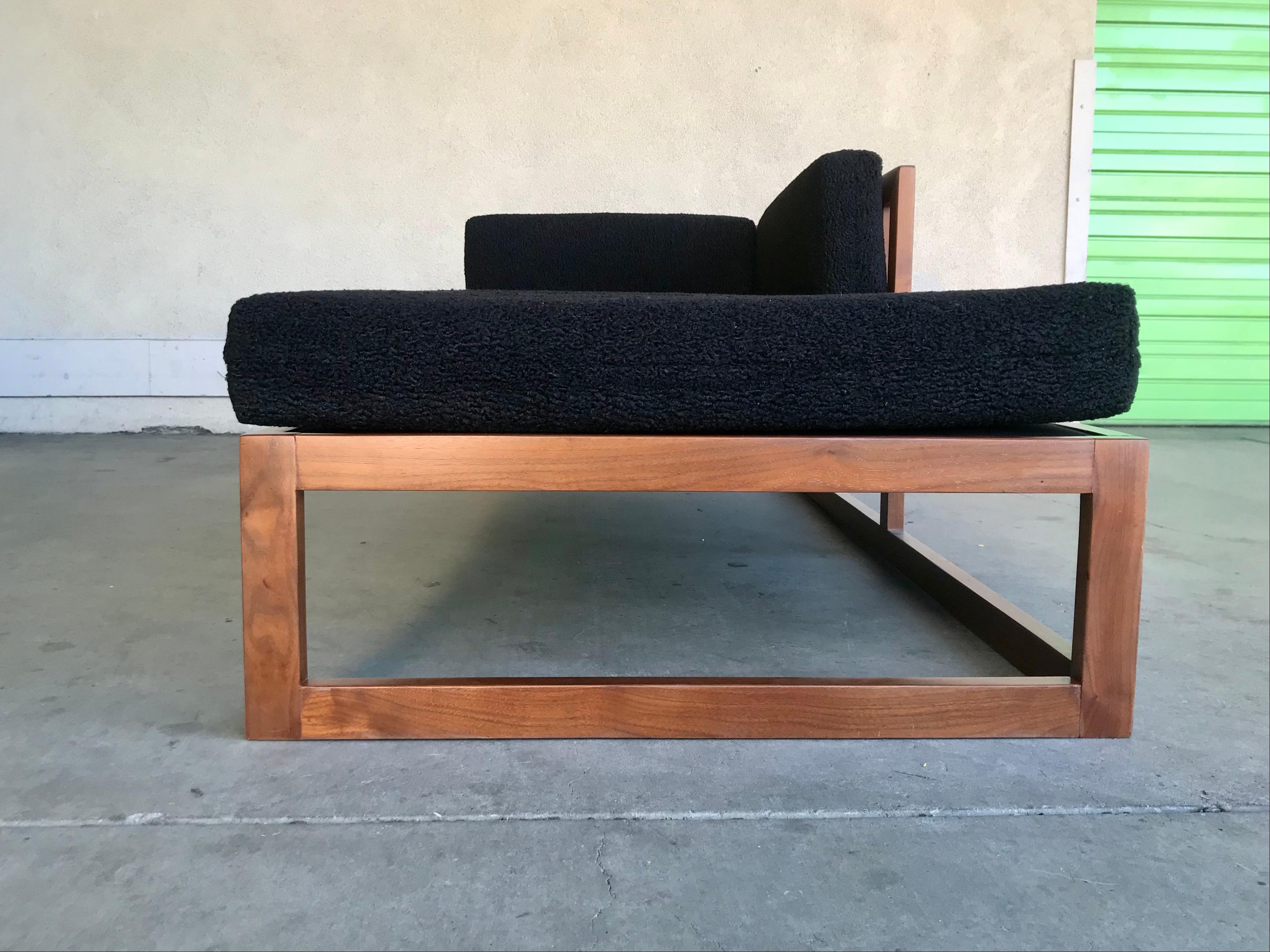Mid Century Modern Chaise Lounge  For Sale 4