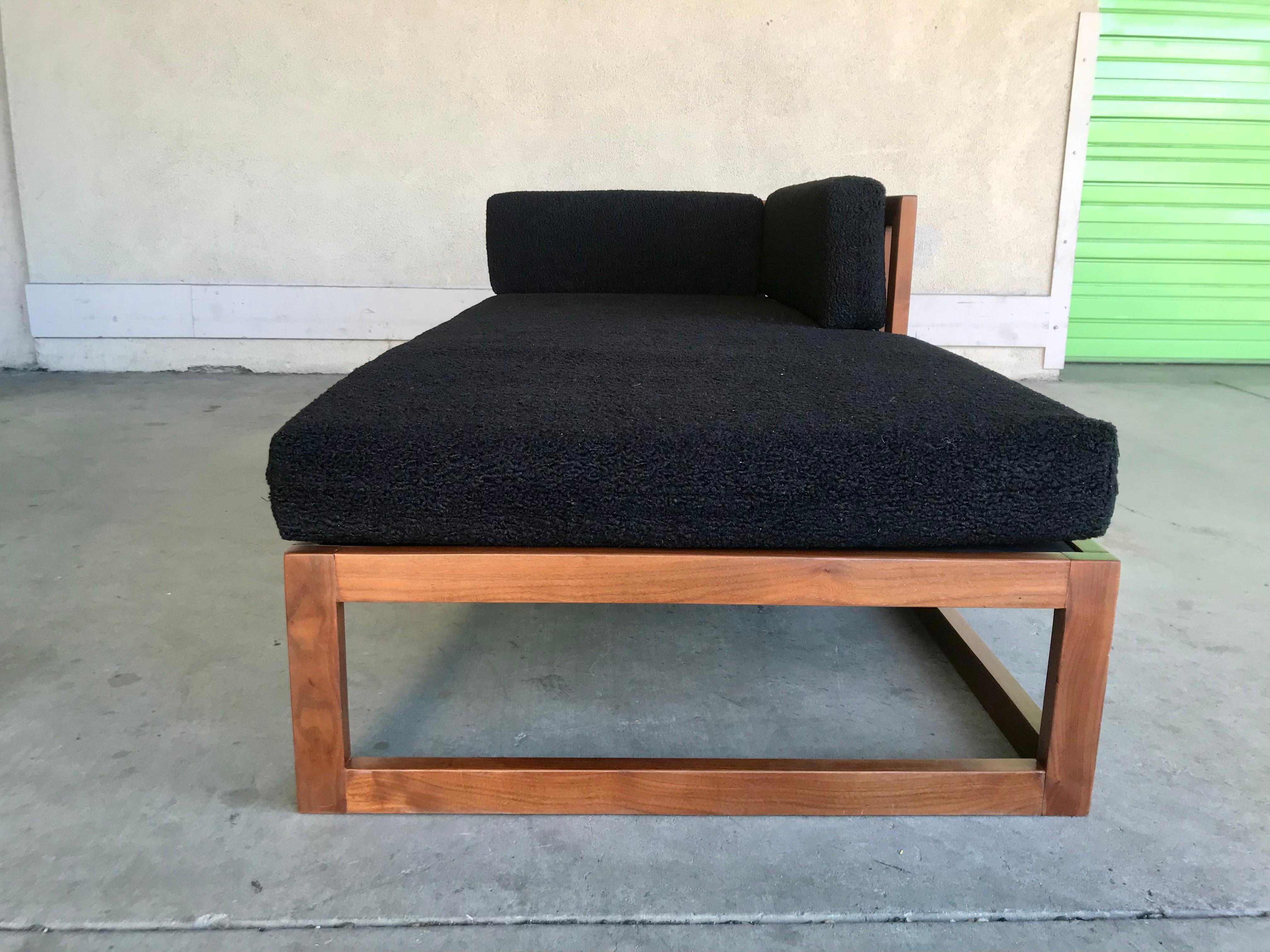 Mid Century Modern Chaise Lounge  For Sale 5