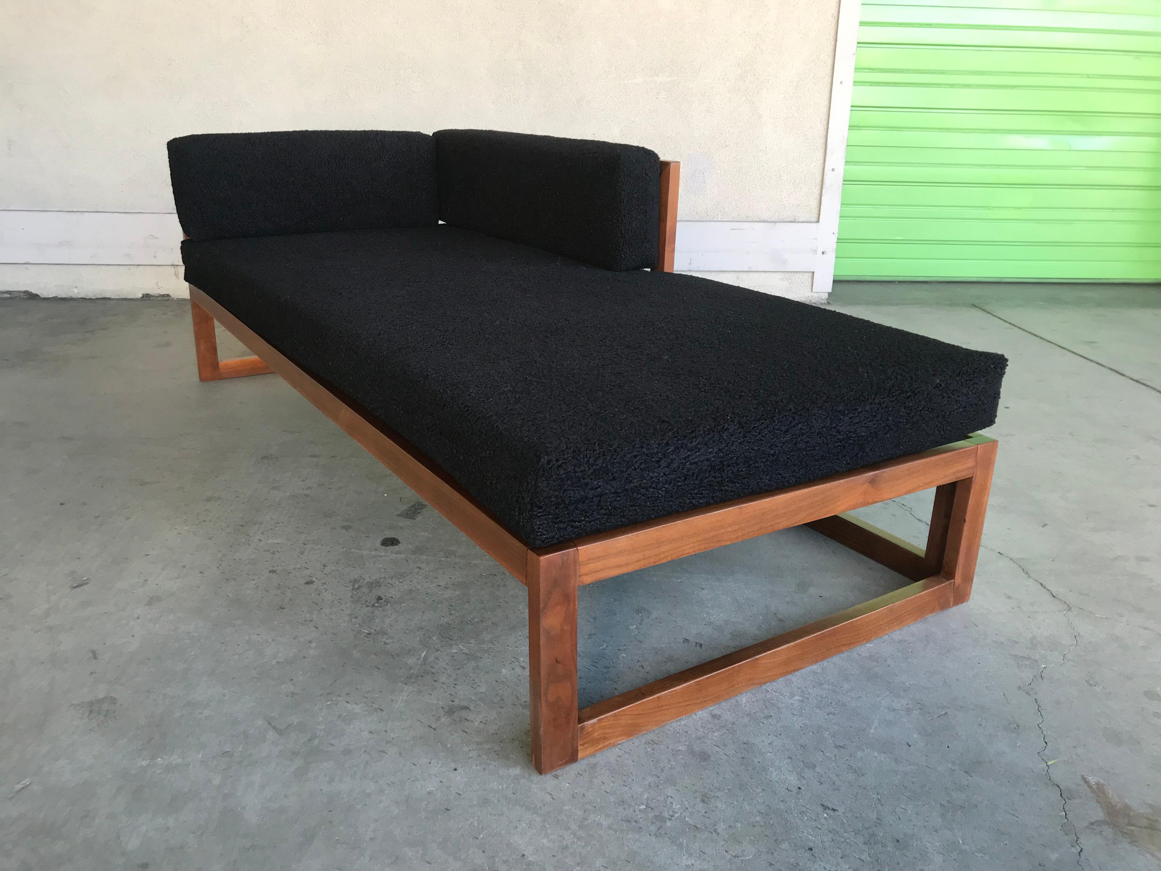 Mid Century Modern Chaise Lounge  For Sale 7