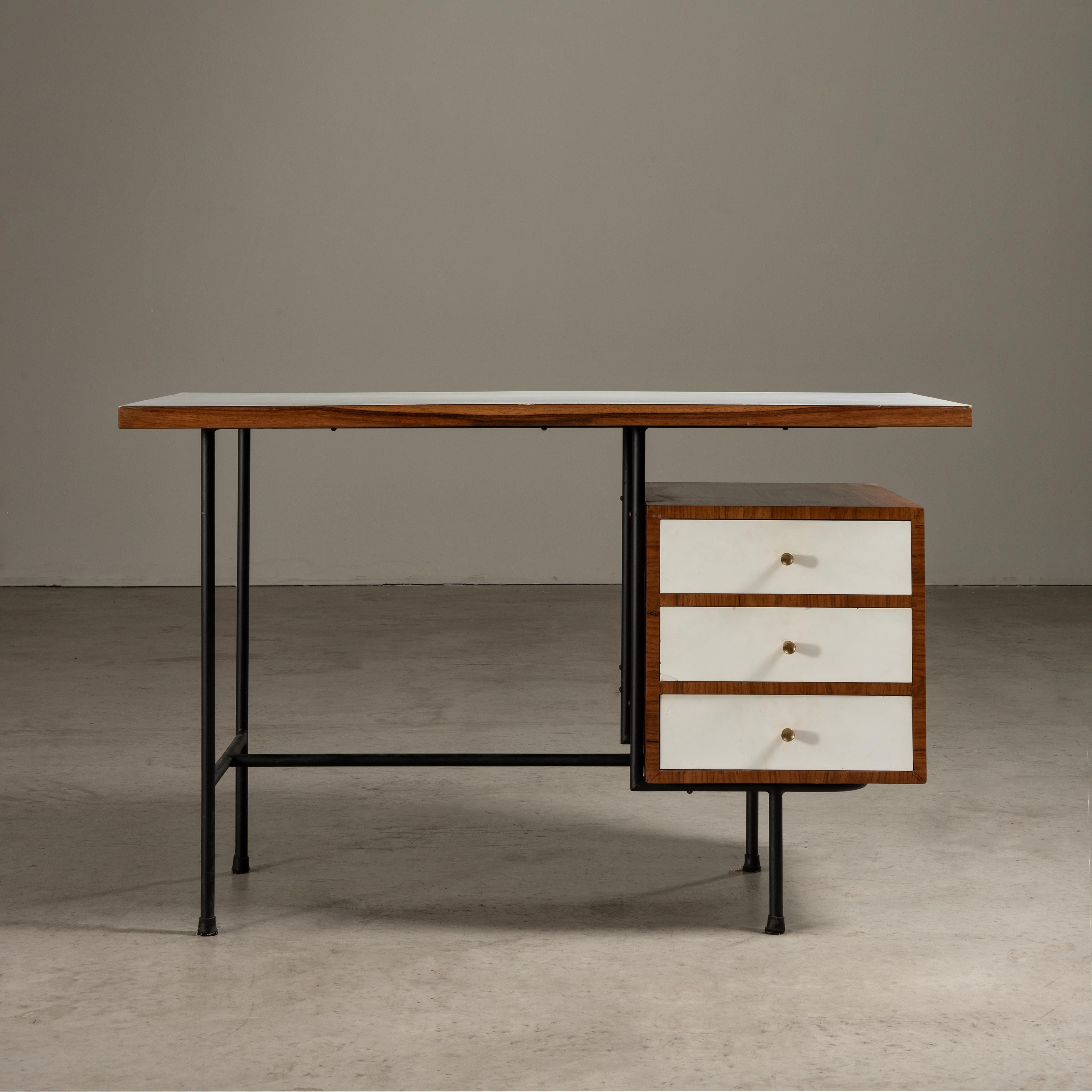 Unilabor war ein bedeutender brasilianischer Möbelhersteller in der Mitte des 20. Jahrhunderts, der vor allem für sein modernistisches Design und sein soziales Geschäftsmodell bekannt war. Das 1954 von Geraldo de Barros in São Paulo gegründete