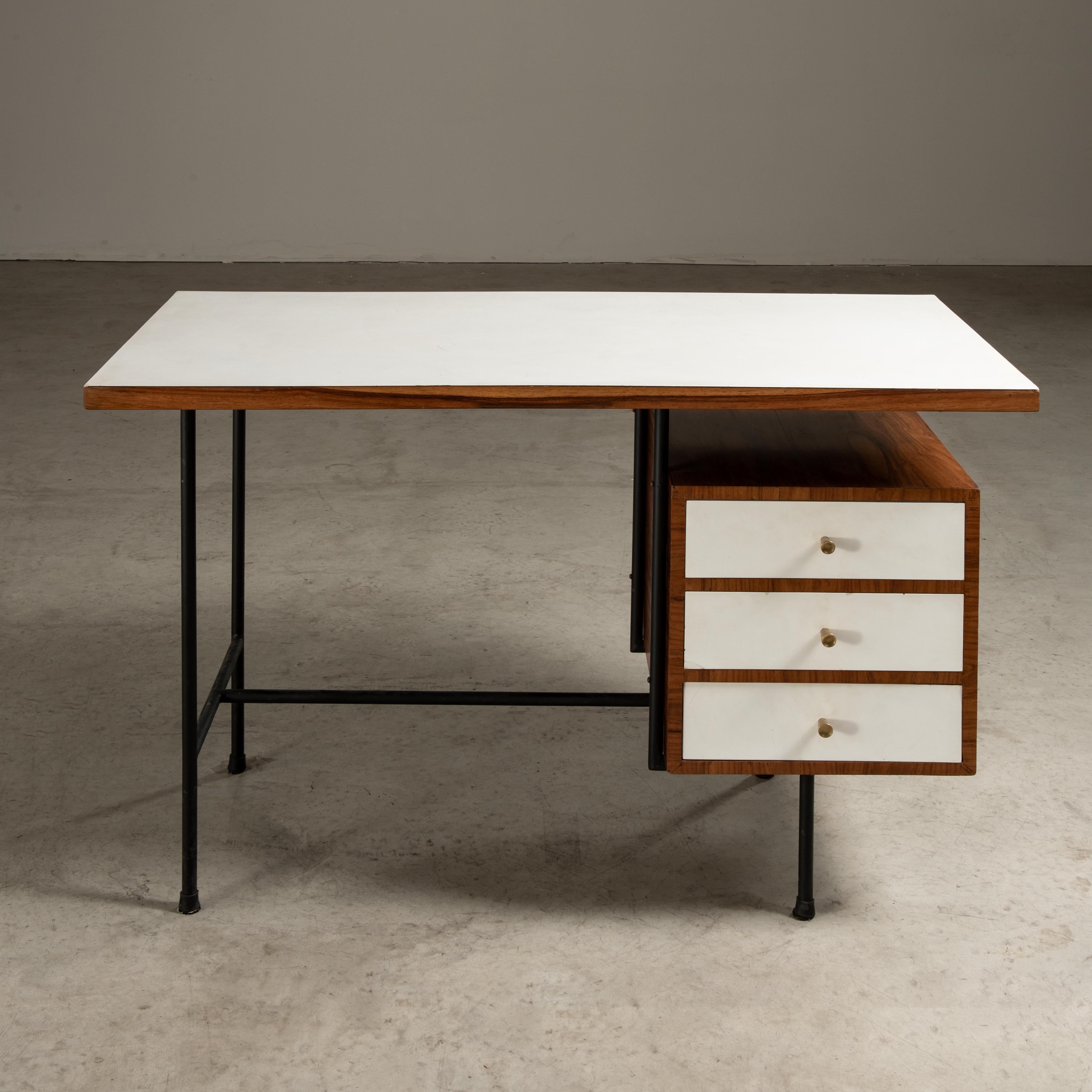 Architektonischer Schreibtisch aus Eisen und Holz, Unilabor, Brasilien, Moderne der Mitte des Jahrhunderts   (Metall) im Angebot