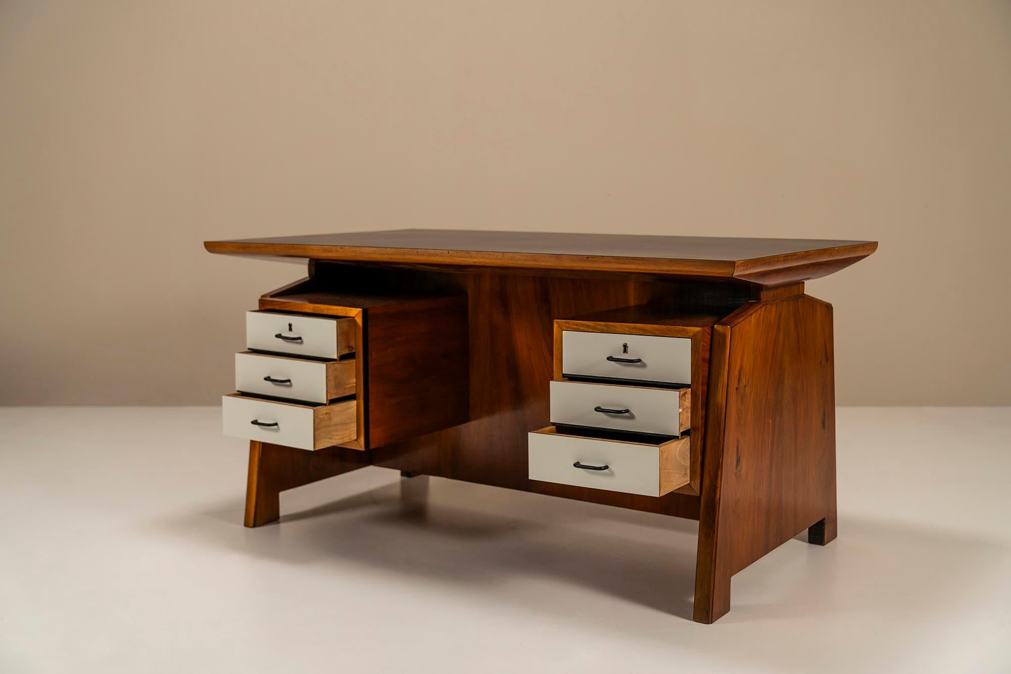 Architectural Desk In Walnut By Carlo de Carli, Italy 1950's In Good Condition For Sale In Hellouw, NL