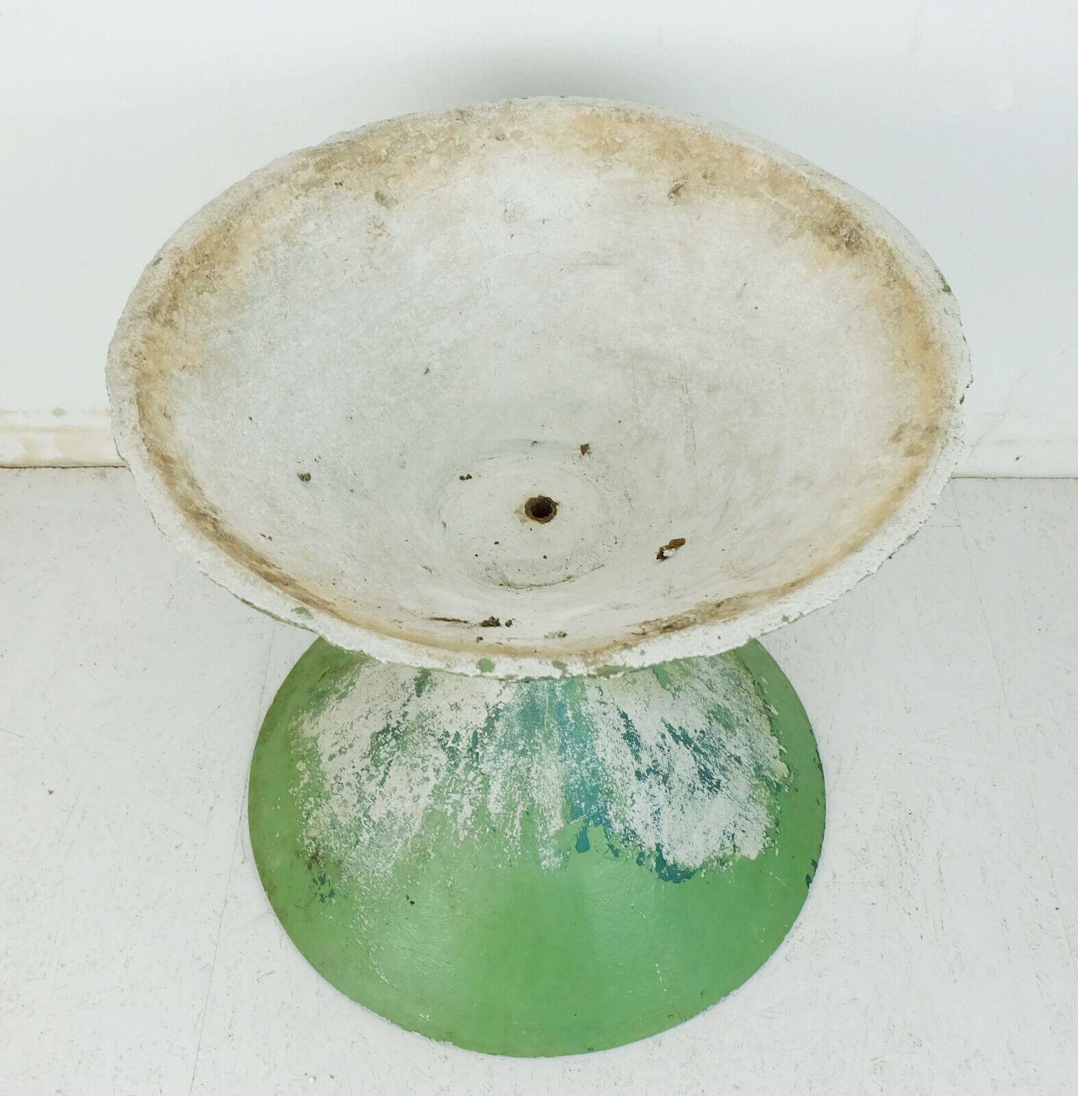 1950s planter designed by Swiss architects Willy Guhl and Anton Bee in 1951. It is the lower version of the so called 