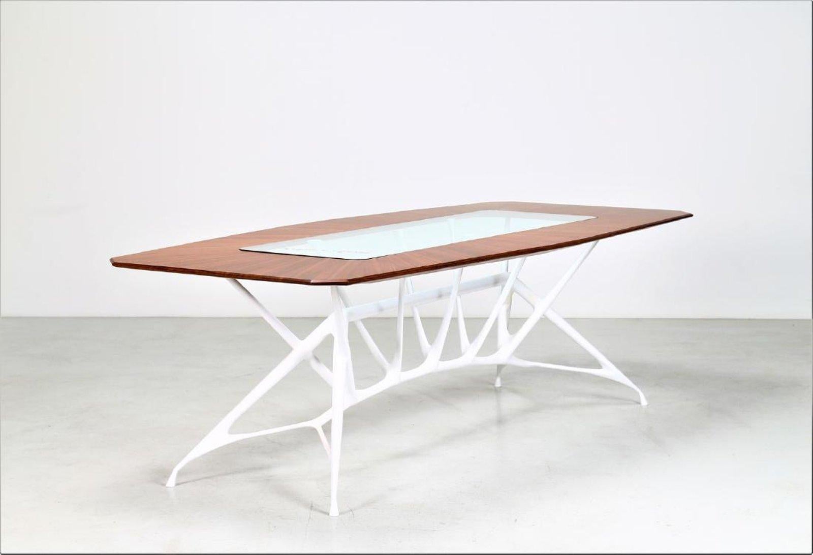 Table de salle à manger architecturale contemporaine conçue par L'Opere e i Giorni. 
Plateau en bois avec insert en verre et pieds en métal peint et en fibre de verre.
Signé en dessous : L'Opere e i Giorni