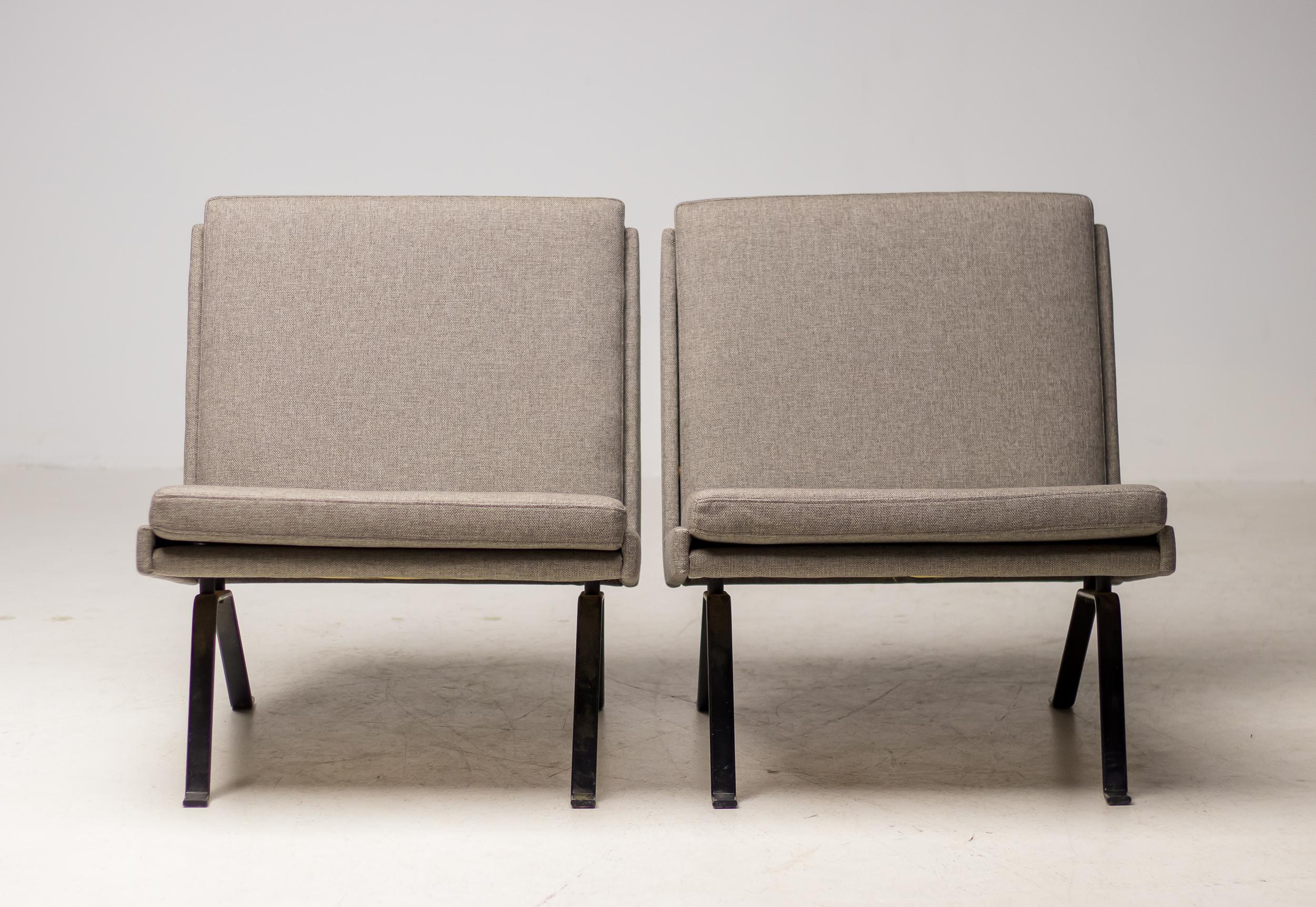 Minimalistic but very comfortable pair of 2 lounge chairs, made in The Netherlands, circa 1960.
The construction is very sophisticated, the chairs seem to float on the pair of flat steel legs.
This strict architectural Dutch design is reminiscent