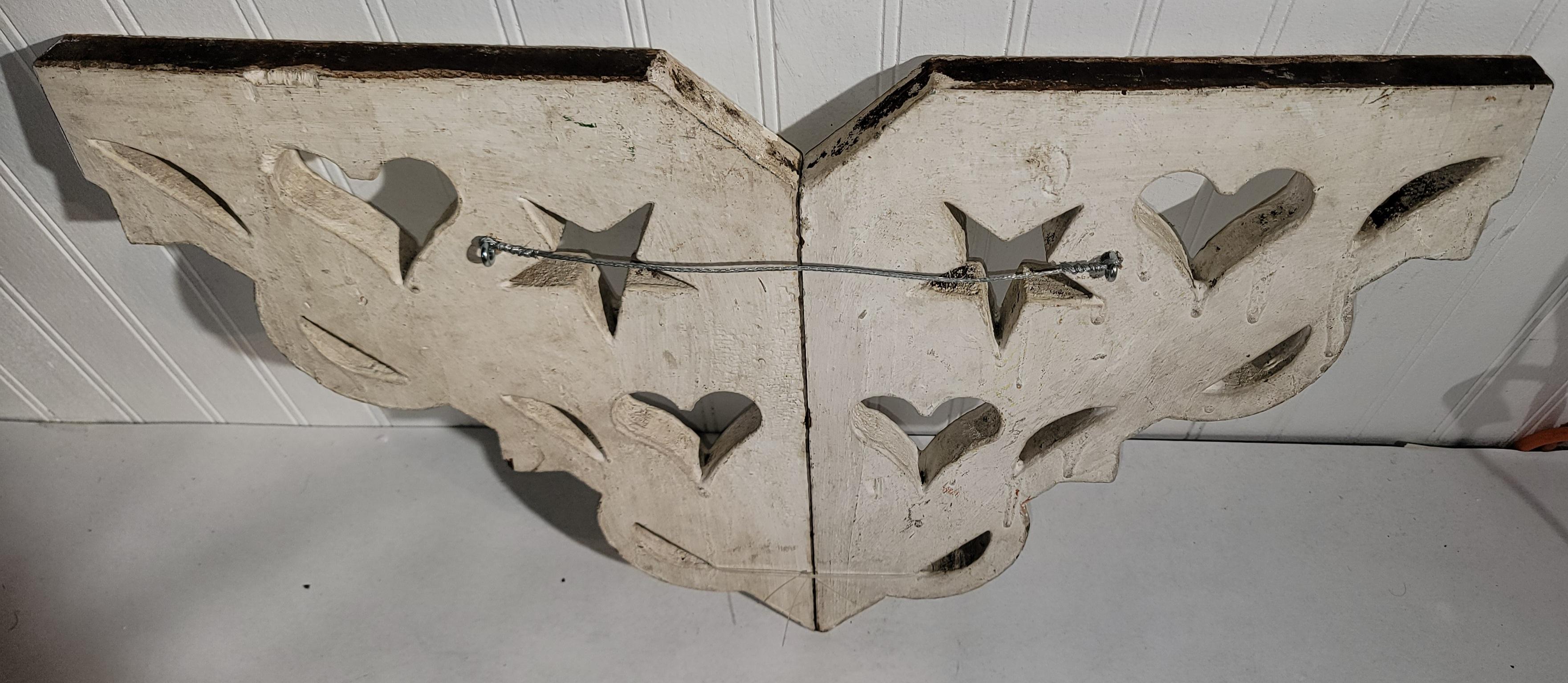 19 Whiting Original white painted cut outs from a barn area Cet élément architectural cool présente des étoiles et des coeurs découpés en bon état.