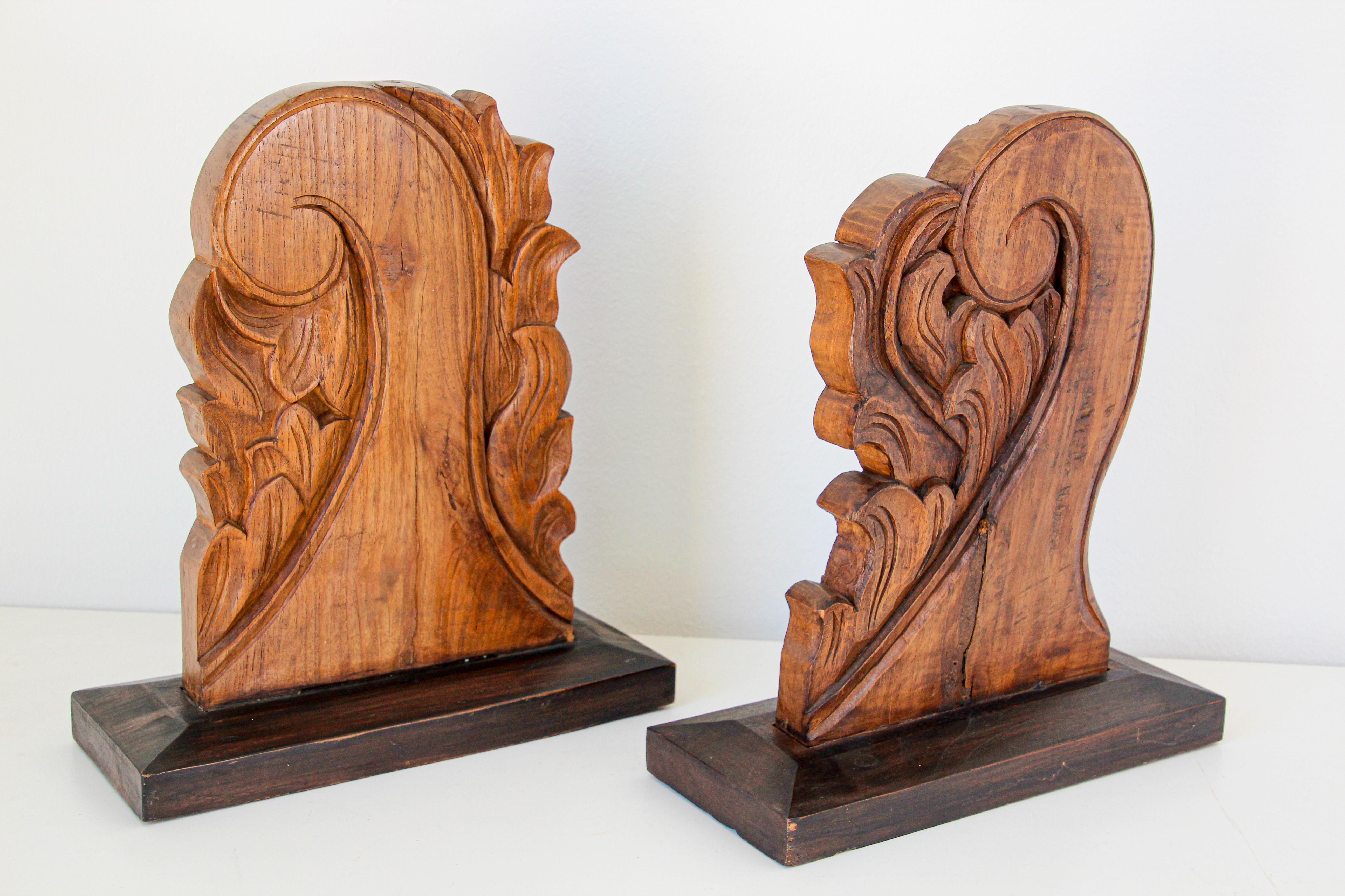Paire de fragments de bois sculpté européens architecturaux à poser ou suspendre, en vente 5