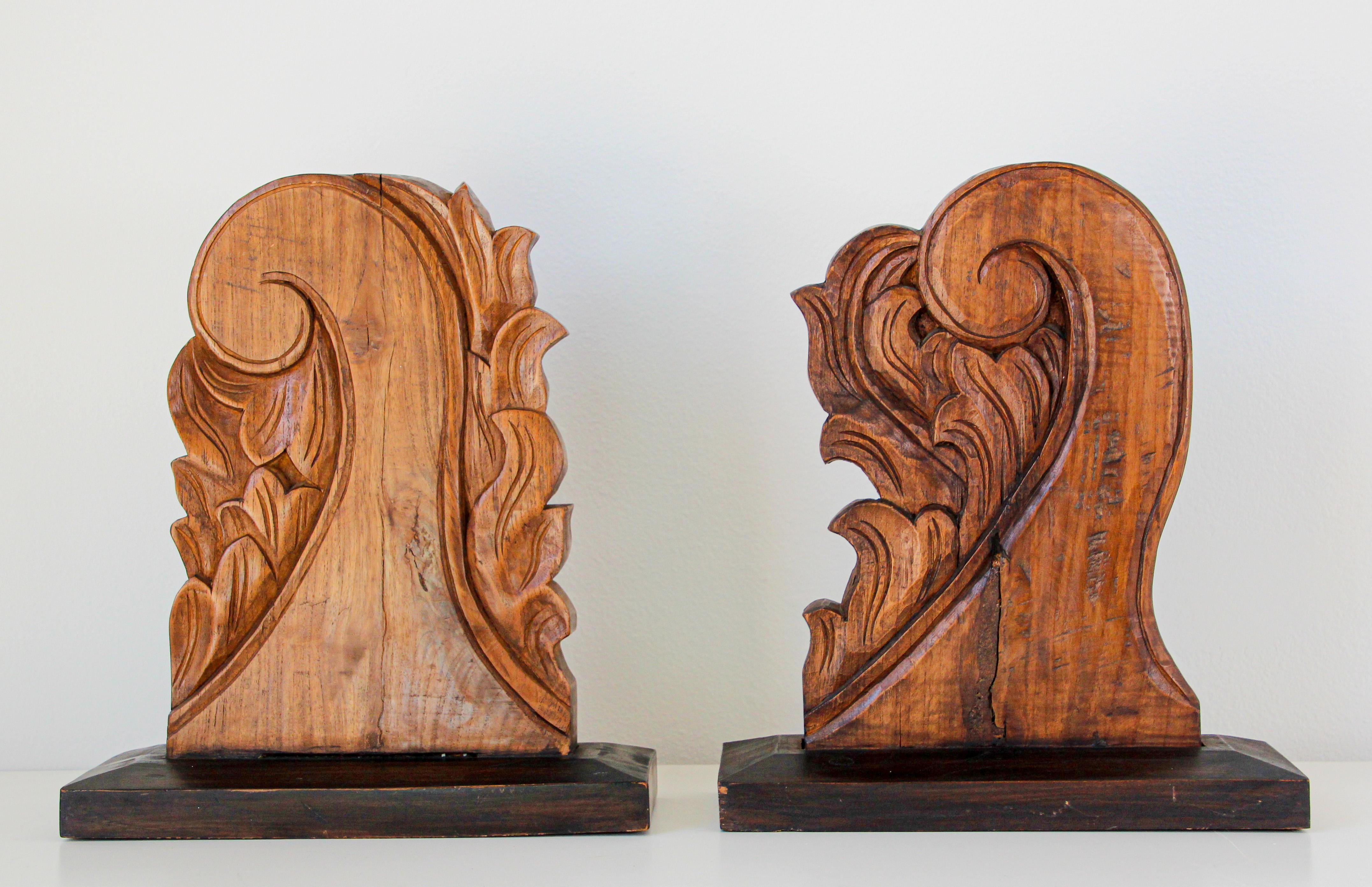 Paire de fragments de bois sculpté européens architecturaux à poser ou suspendre, en vente 7