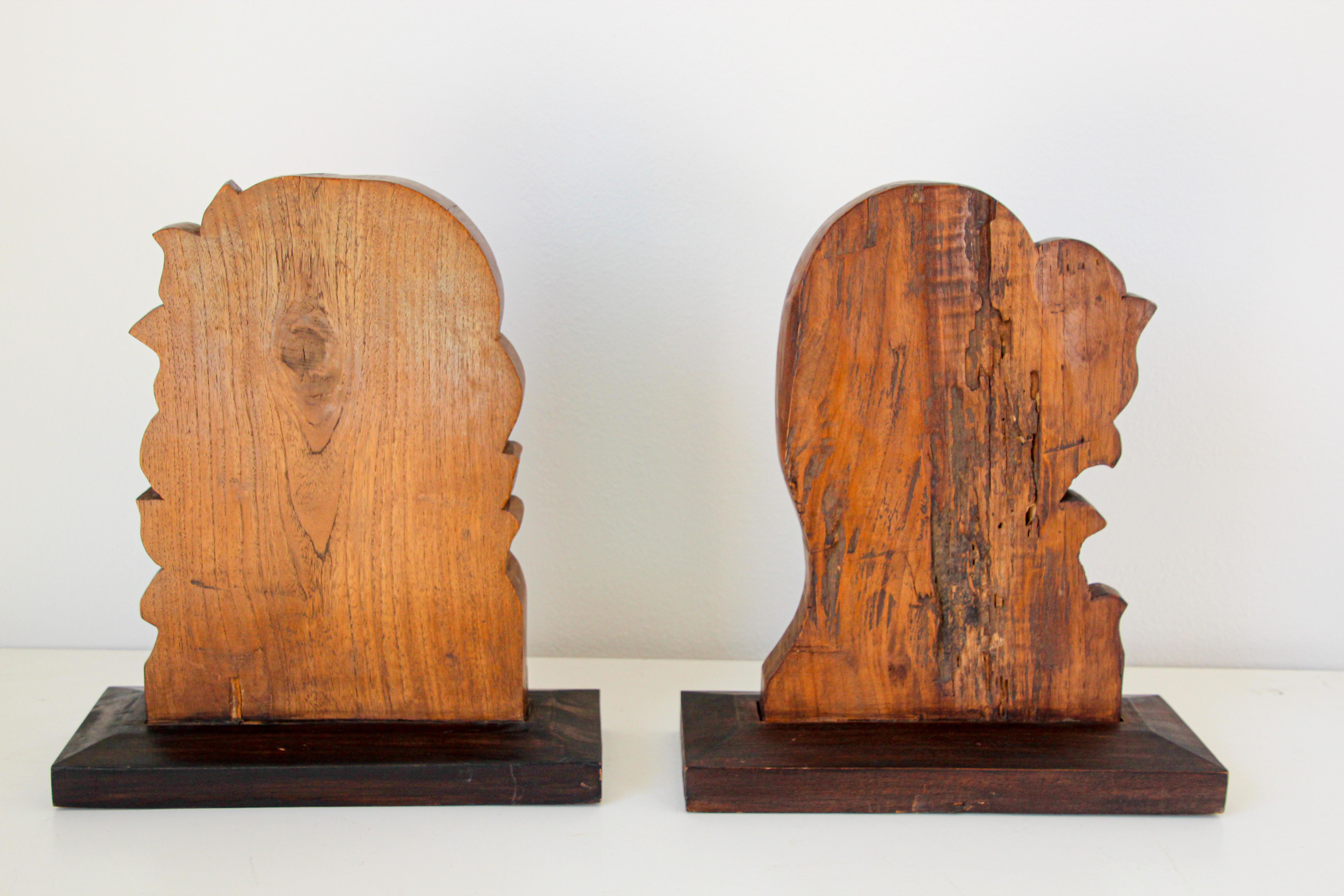 Paire de fragments de bois sculpté européens architecturaux à poser ou suspendre, en vente 1