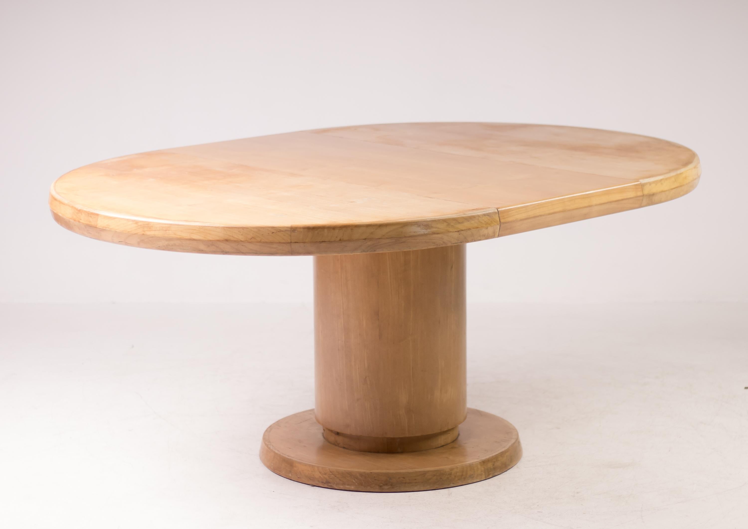 Practical Mid-Century Modern table in birch, designed by a well known Dutch architect.
The table has a very sophisticated extending mechanism that works flawlessly.
It extends with 2 extra 50 cm tops to a large and stabile oval table of 230 x 130