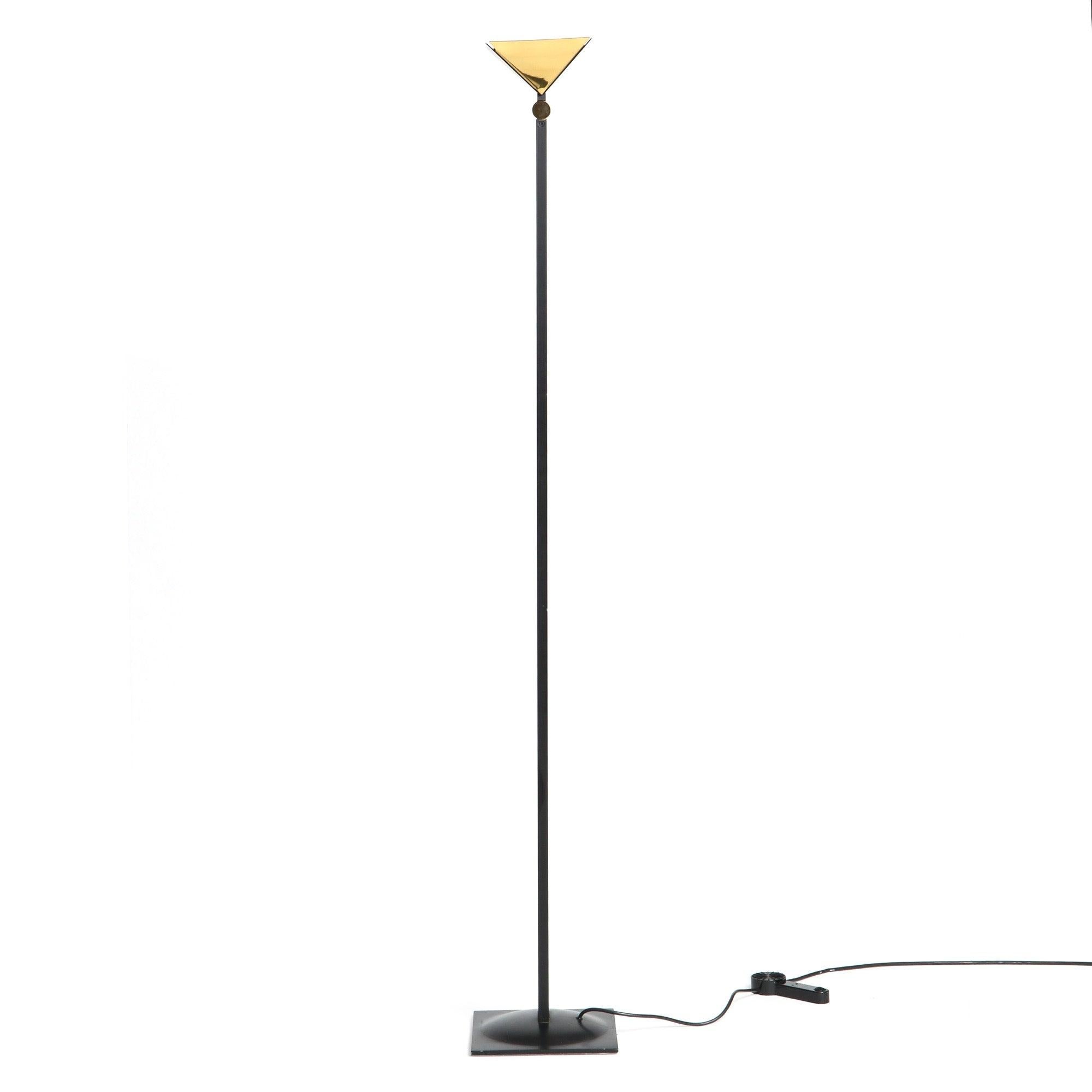Lampadaire halogène italien moderne en noir mat et laiton poli ; cette torchère comprend également un abat-jour pivotant.