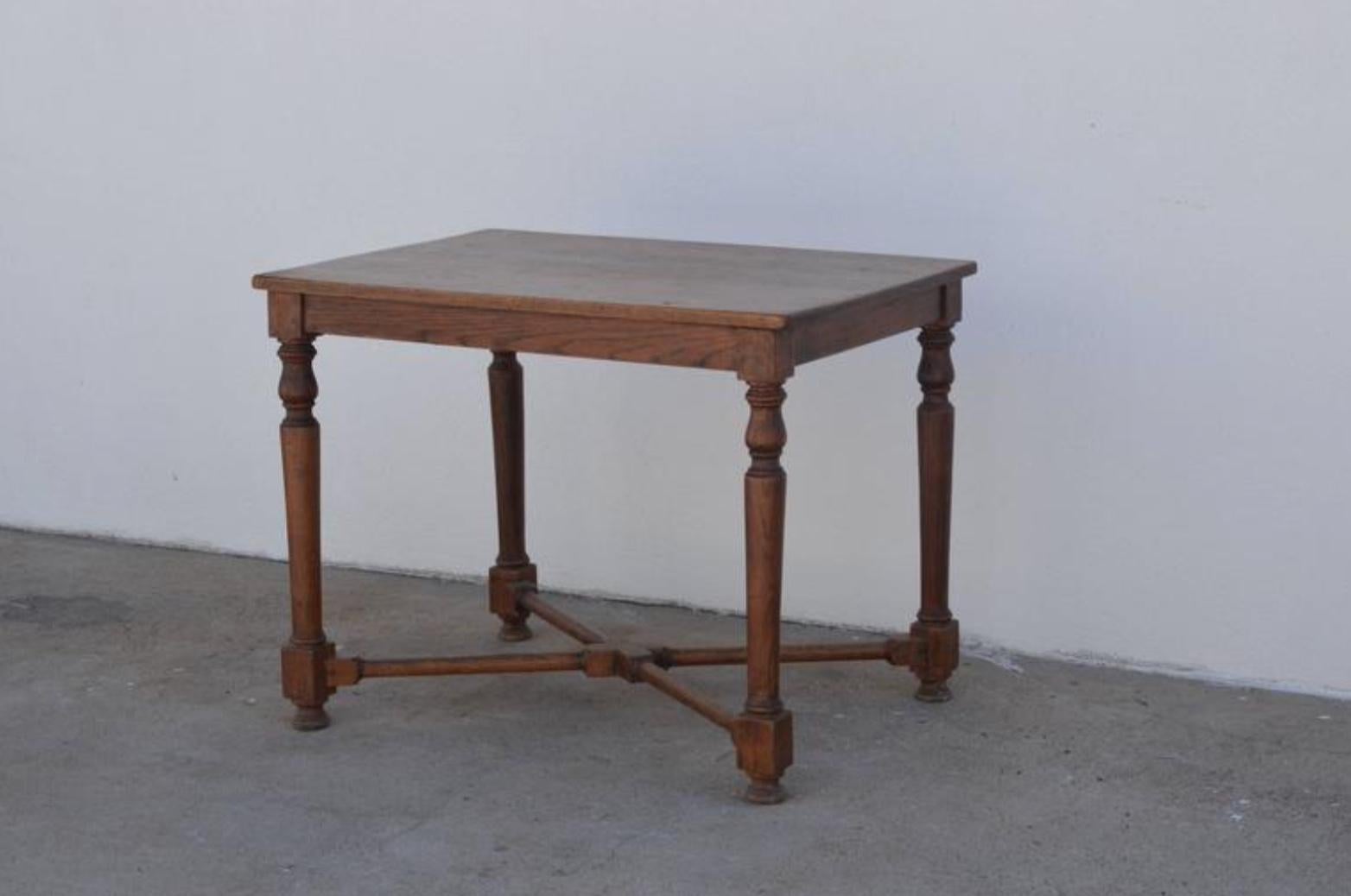 Table centrale ou de jeu en chêne français d'architecture élégante. Très robuste. Il peut également servir de petit bureau ou de table d'écriture.