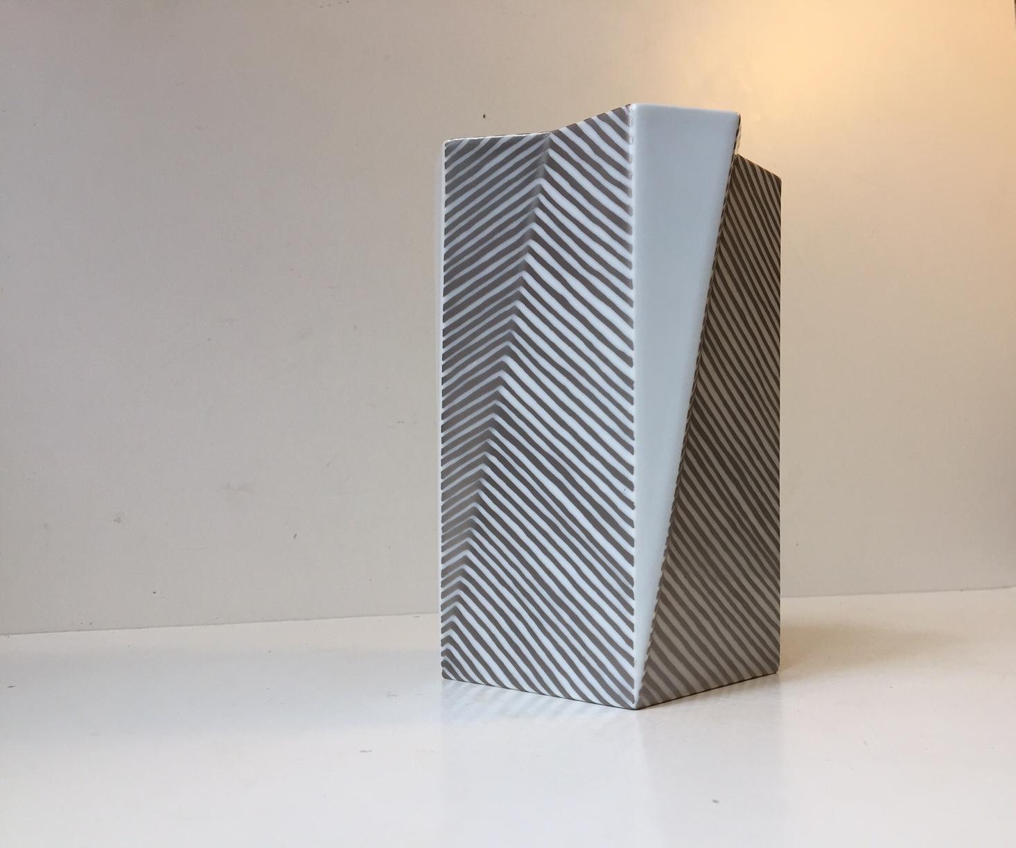 Smaltato Vaso architettonico futurista di Else Kamp per Bing & Grøndahl, anni '70 in vendita