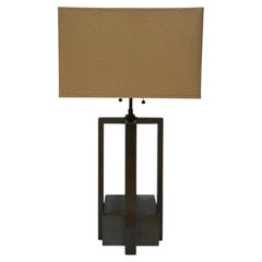 Lámpara de mesa de estilo brutalista geométrico y arquitectónico en bronce color «gun metal», de Visual Comfort
