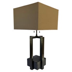 Lámpara de mesa de estilo brutalista geométrico y arquitectónico en bronce color «gun metal», de Visual Comfort