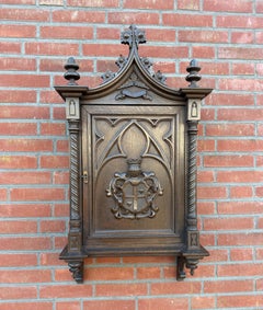 Armoire murale en chêne néo-gothique architecturale avec sculpture héraldique