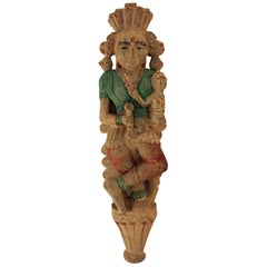 Sculpture architecturale de temple en bois sculpté à la main représentant une mère et un enfant en Inde