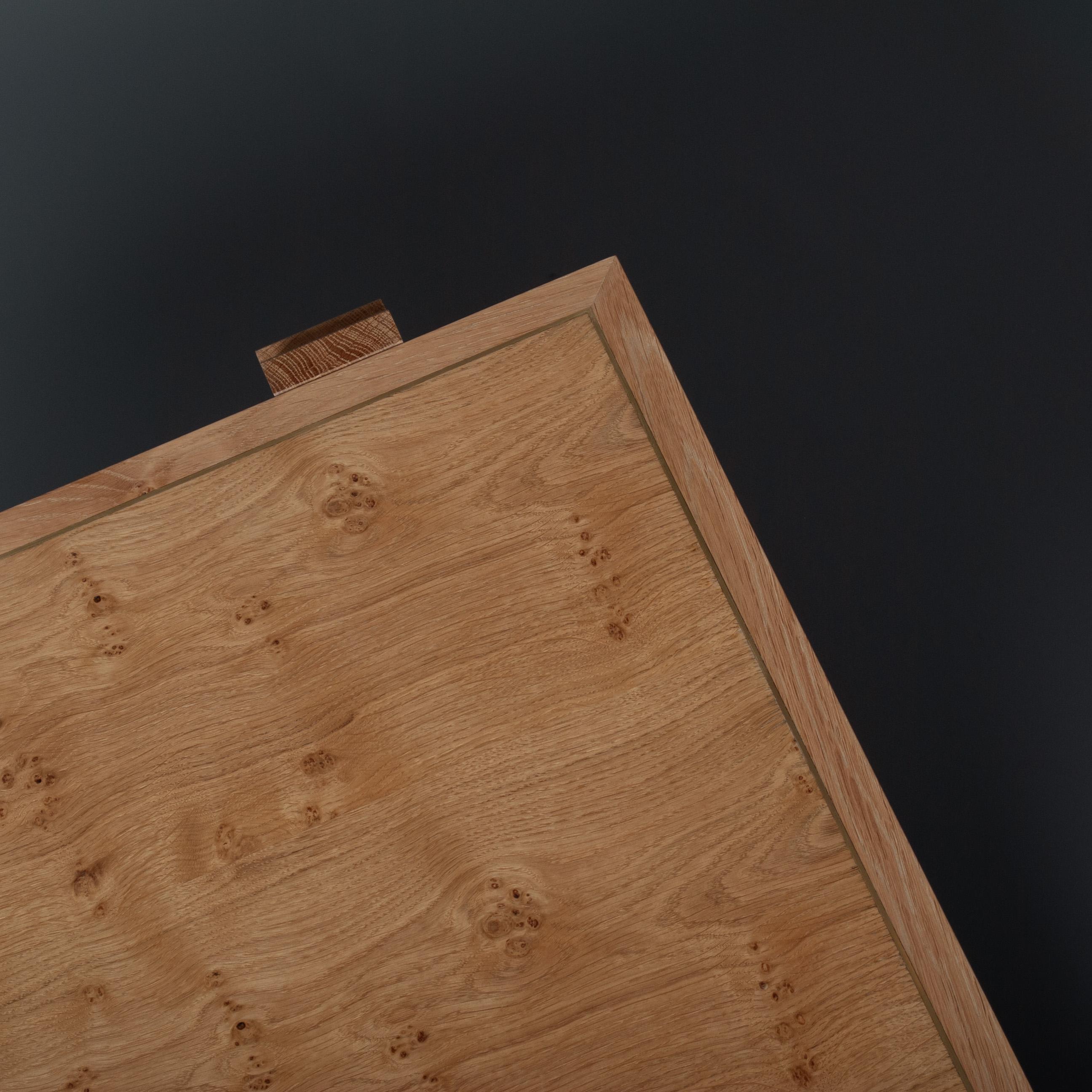 Comodino architettonico Ziggurat in Oak Oak realizzato a mano in vendita 2