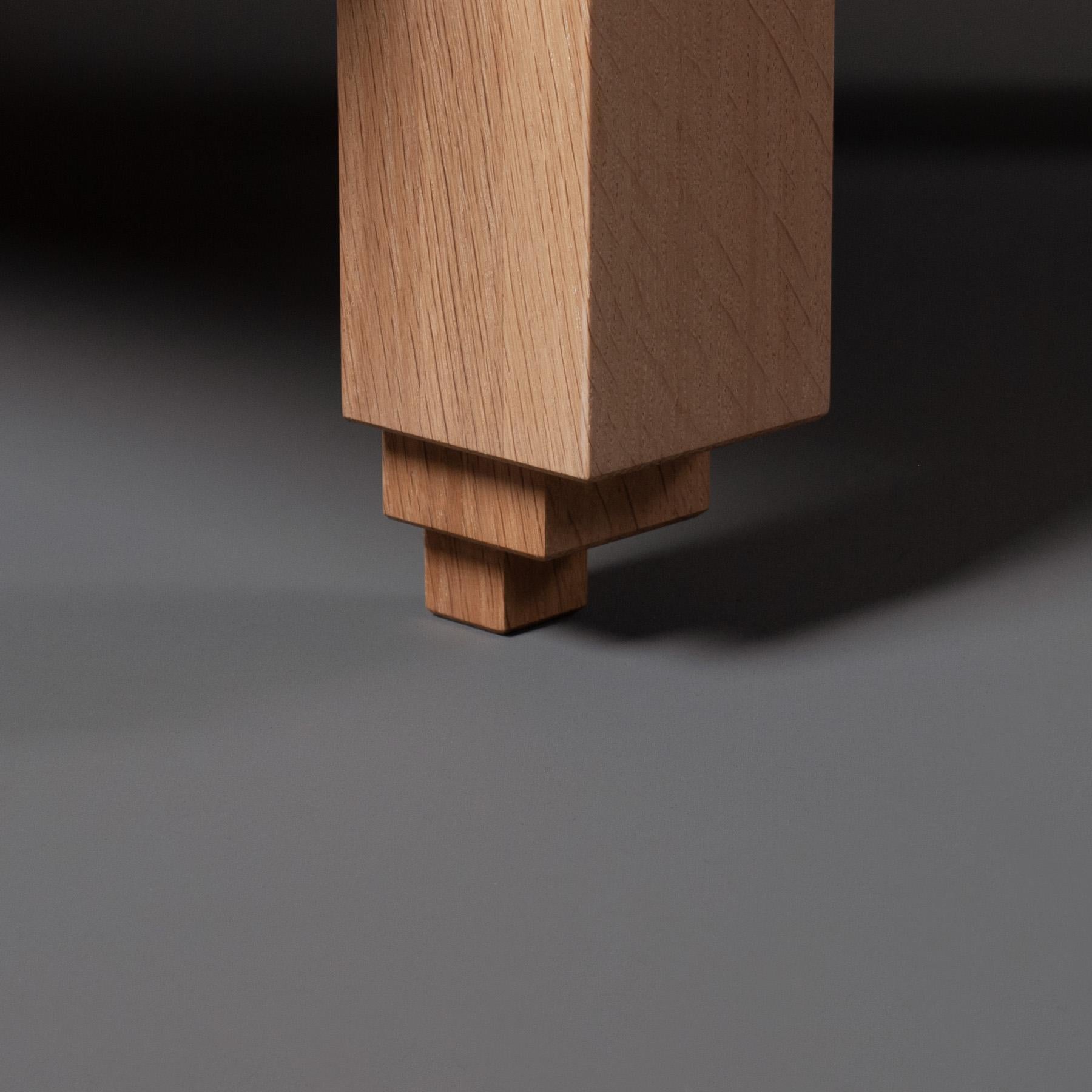 Comodini architettonici Ziggurat in rovere inglese realizzati a mano.
Gambe in legno di Oak a gradini. Ripiano inferiore. Superficie superiore in quercia segata a un quarto, quercia pippy e strisce di ottone intarsiate. 
Un design di sostanza con