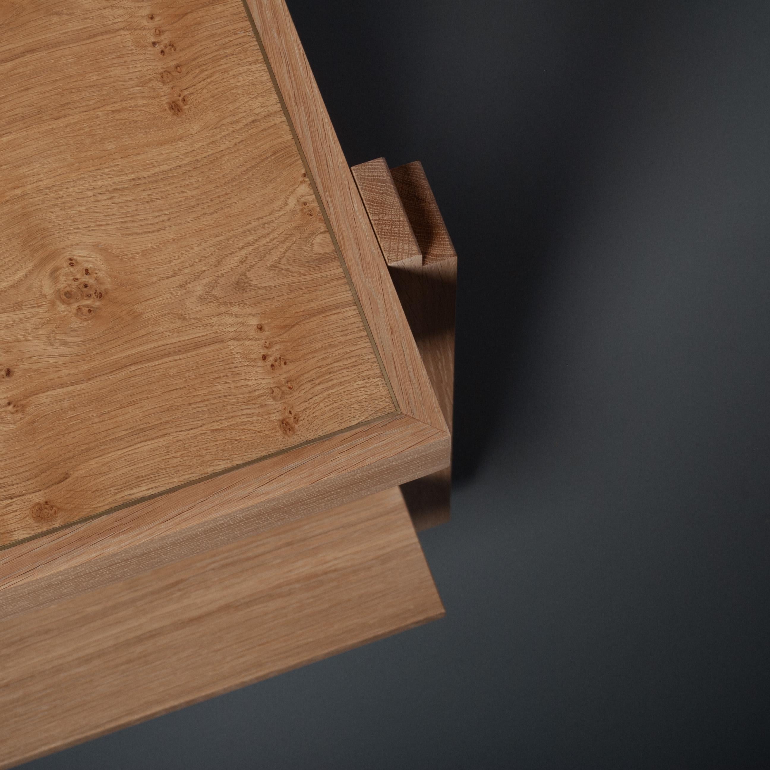 Moderno Comodino architettonico Ziggurat in Oak Oak realizzato a mano in vendita