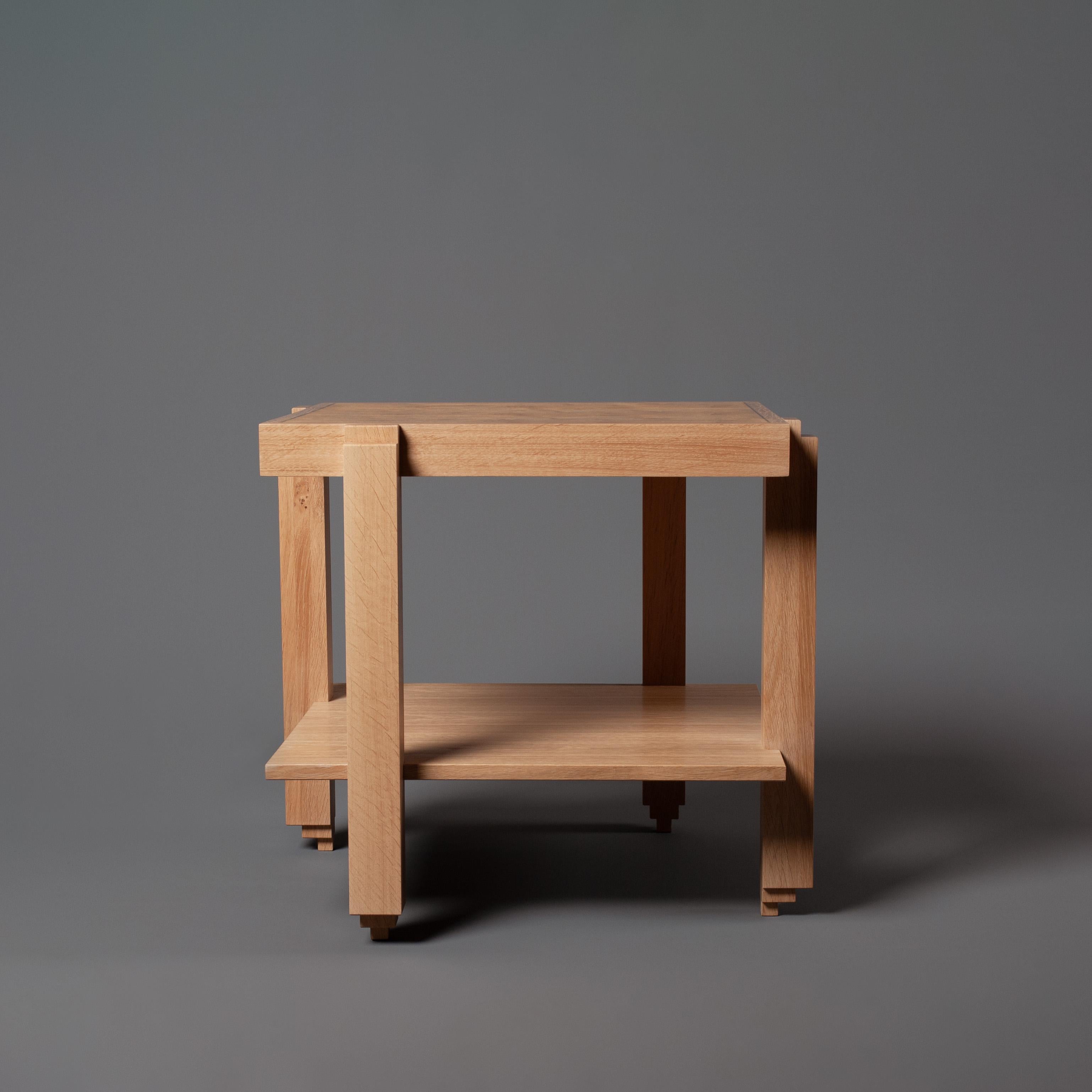 Comodino architettonico Ziggurat in Oak Oak realizzato a mano in vendita 1