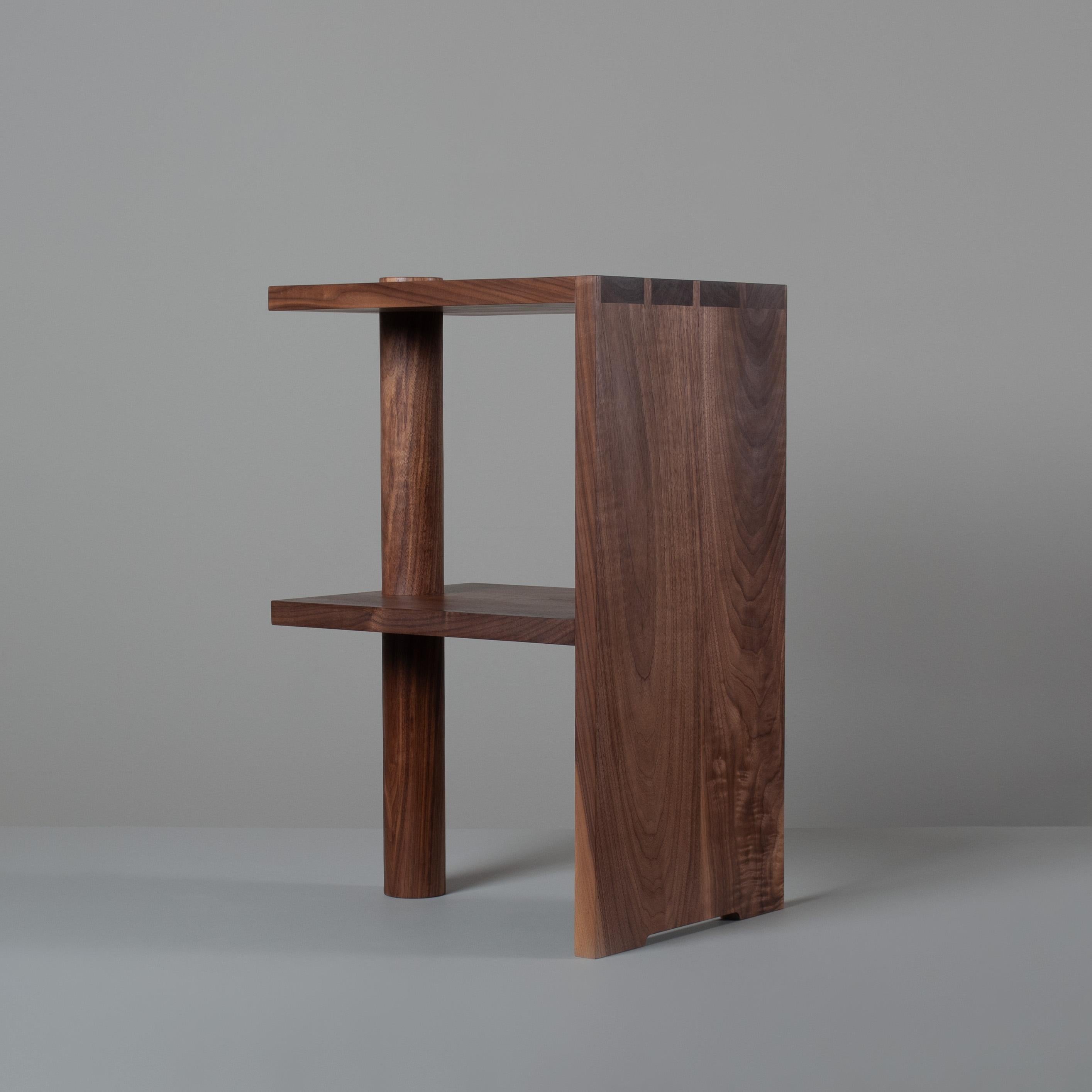 Table de nuit architecturale en noyer artisanal Table d'appoint en vente 2