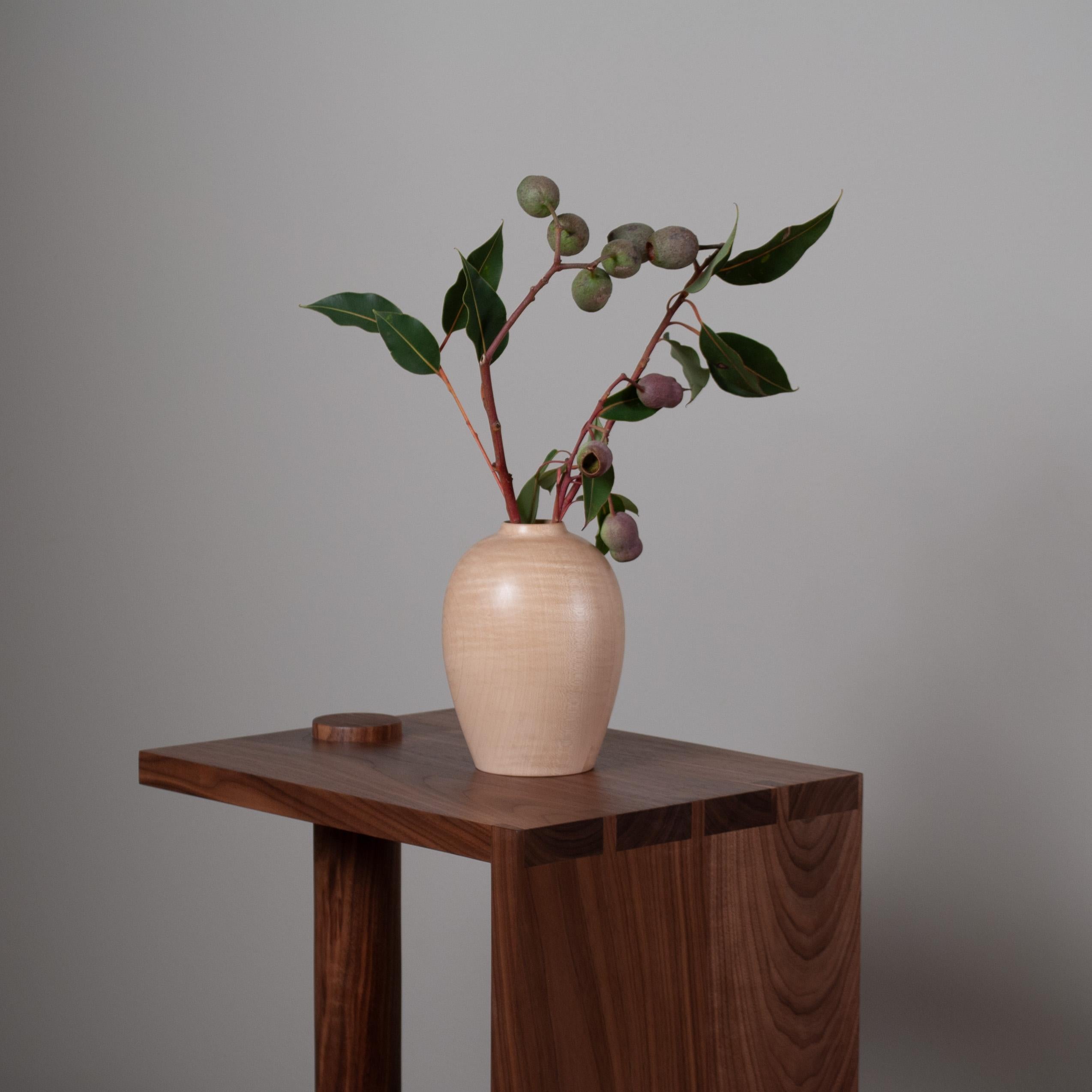 Table de nuit architecturale en noyer artisanal Table d'appoint en vente 3