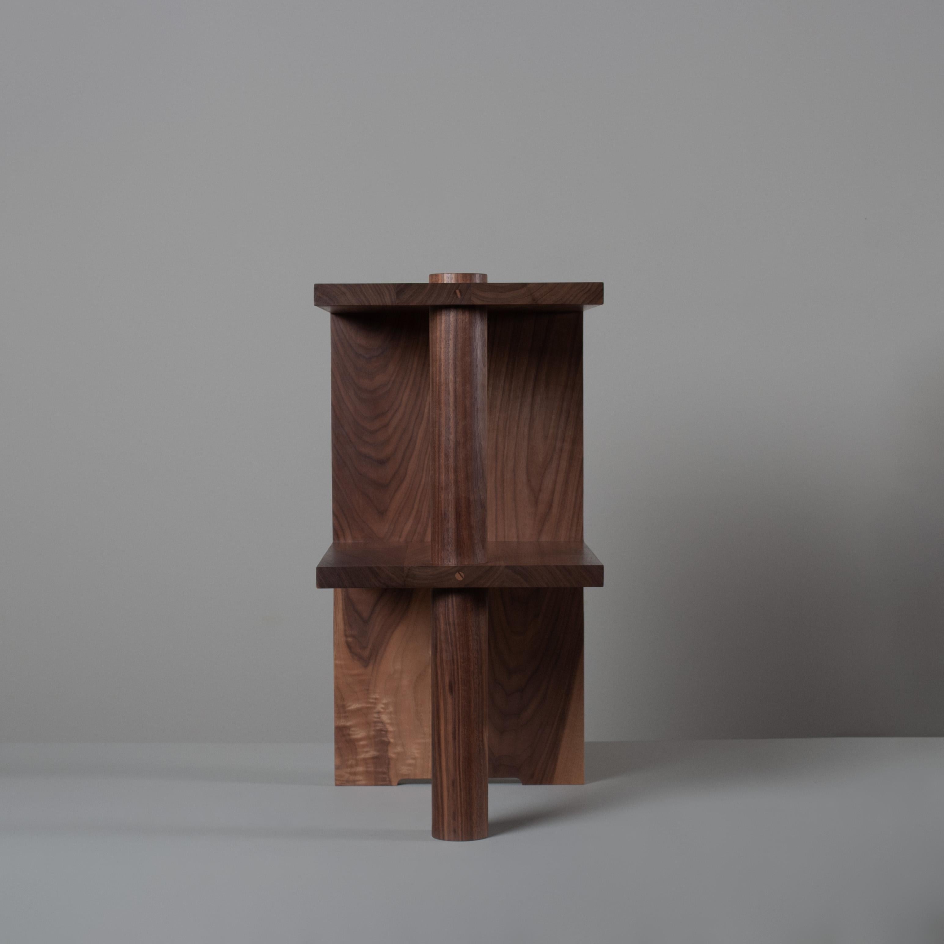 Tables de nuit ou tables d'appoint en noyer architectural. Inspiré du premier modernisme européen avec une pincée de minimalisme japonais - en se concentrant sur la beauté des matériaux et de la construction. Conçue par SUM furniture et fabriquée à