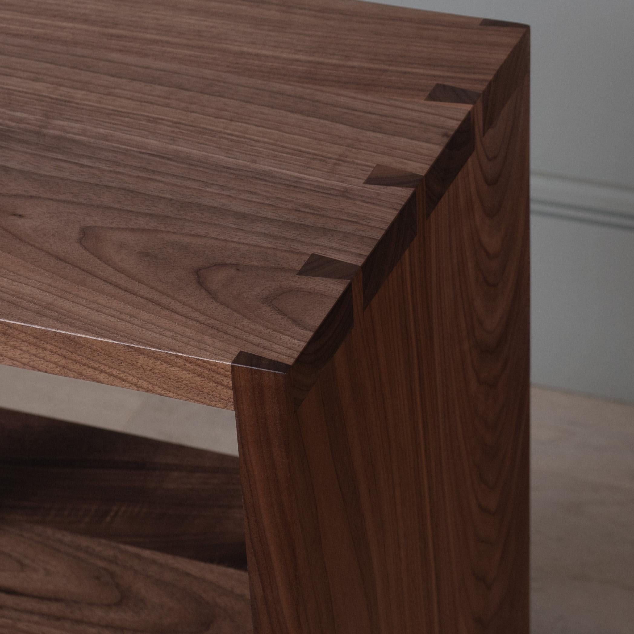 Moderne Table de nuit architecturale en noyer artisanal Table d'appoint en vente