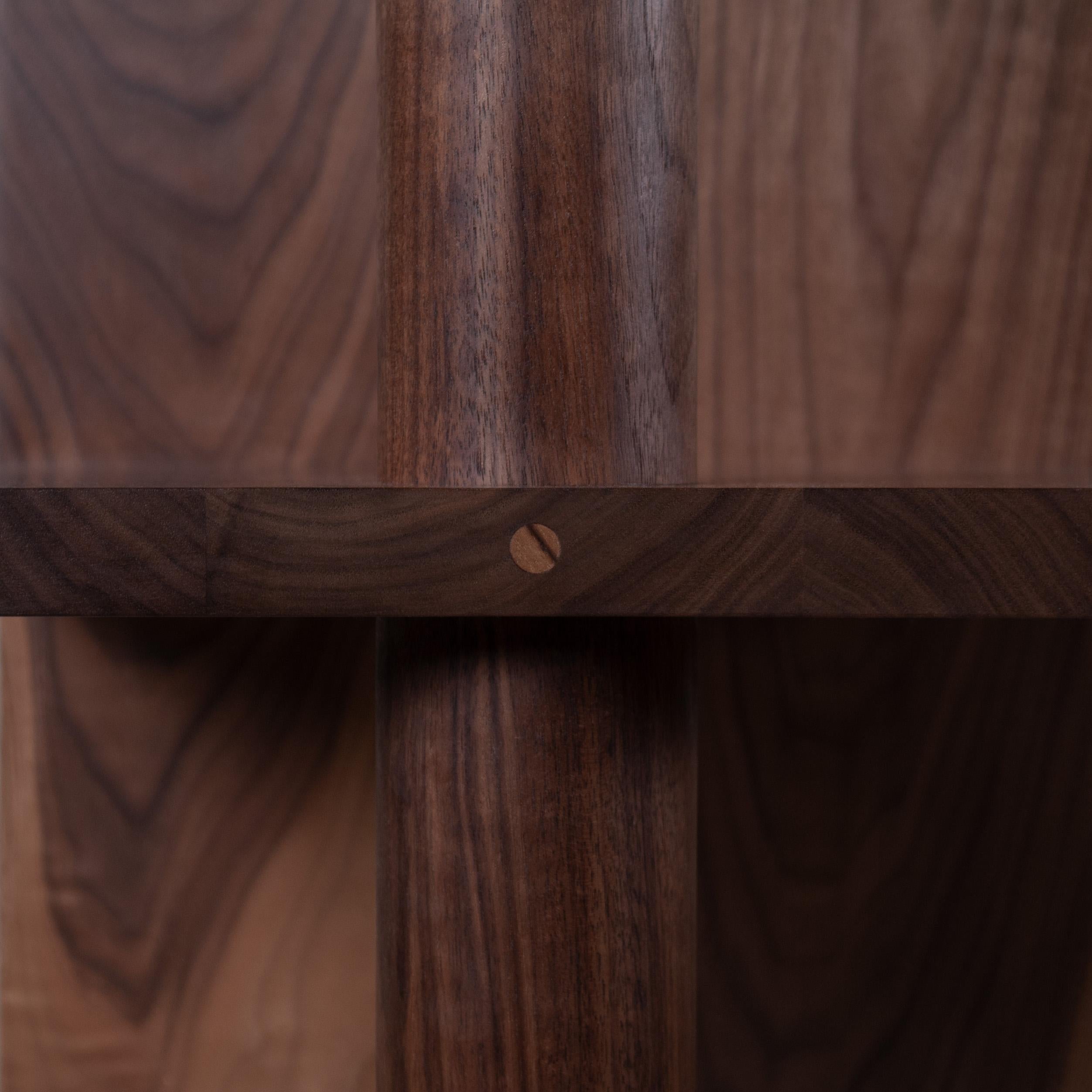 Anglais Table de nuit architecturale en noyer artisanal Table d'appoint en vente