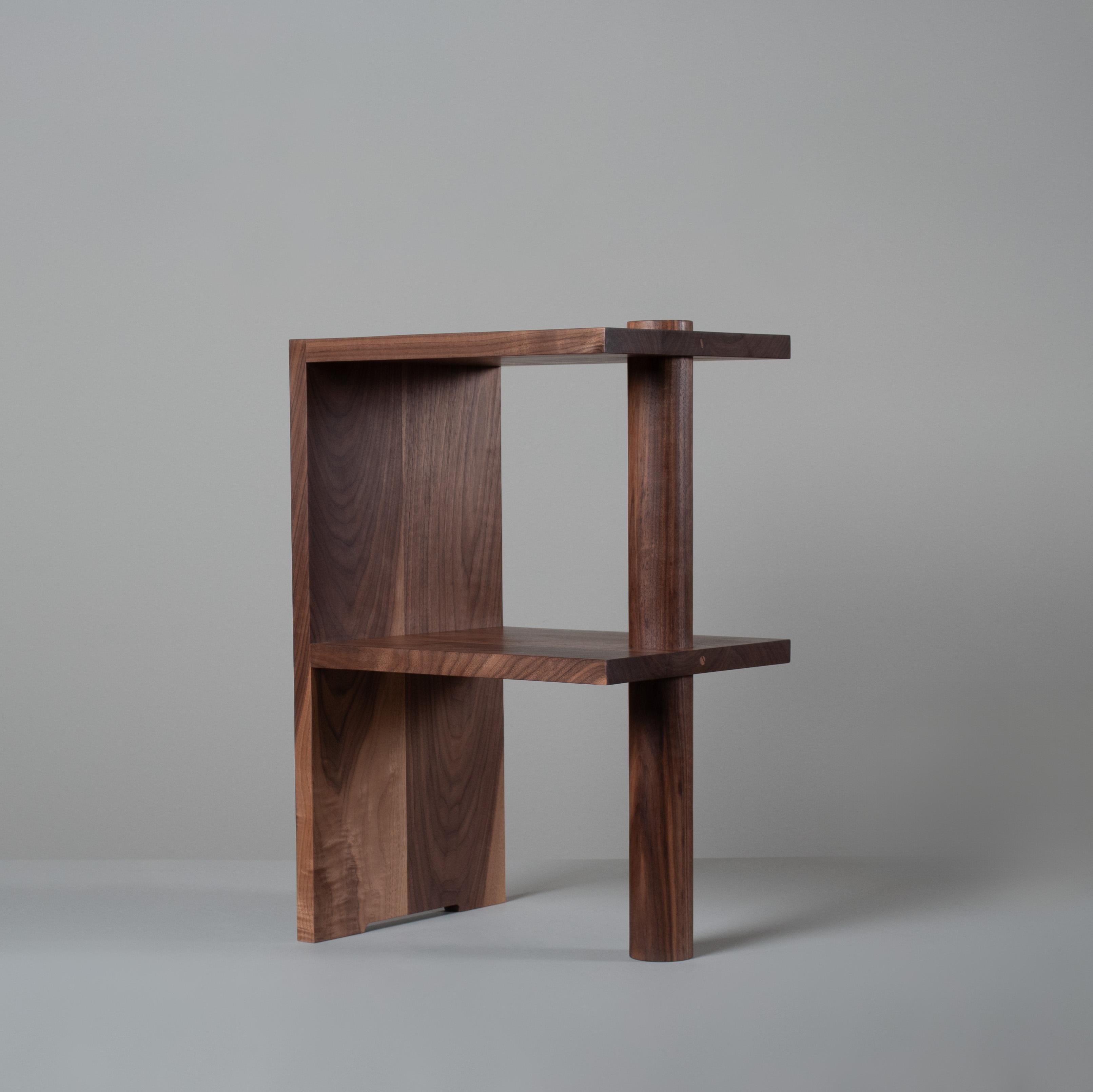 Fait main Table de nuit architecturale en noyer artisanal Table d'appoint en vente