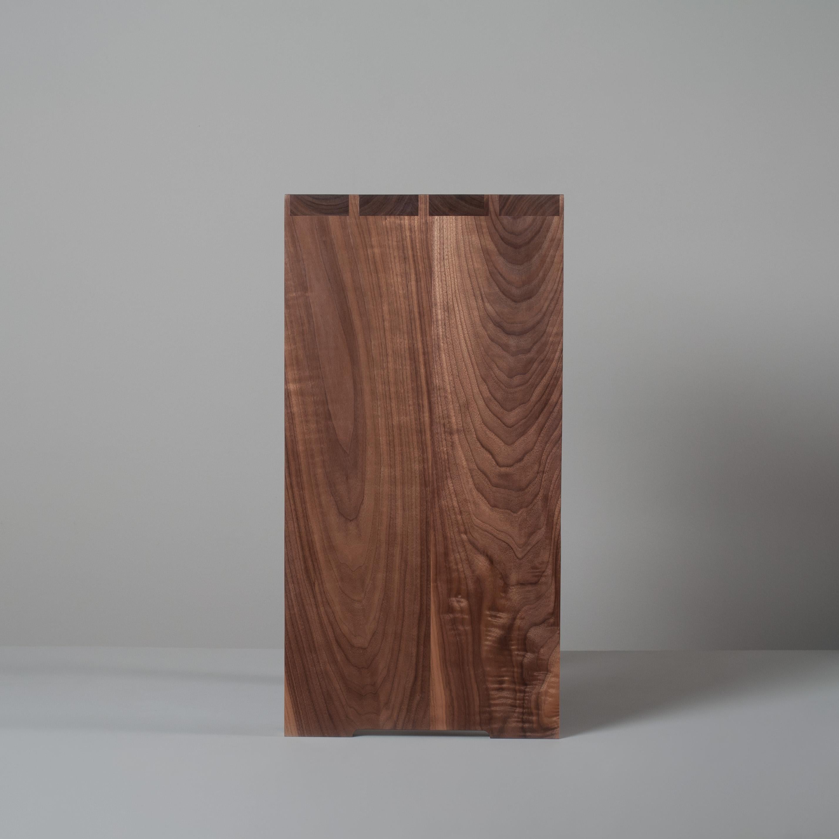 Table de nuit architecturale en noyer artisanal Table d'appoint Neuf - En vente à London, GB