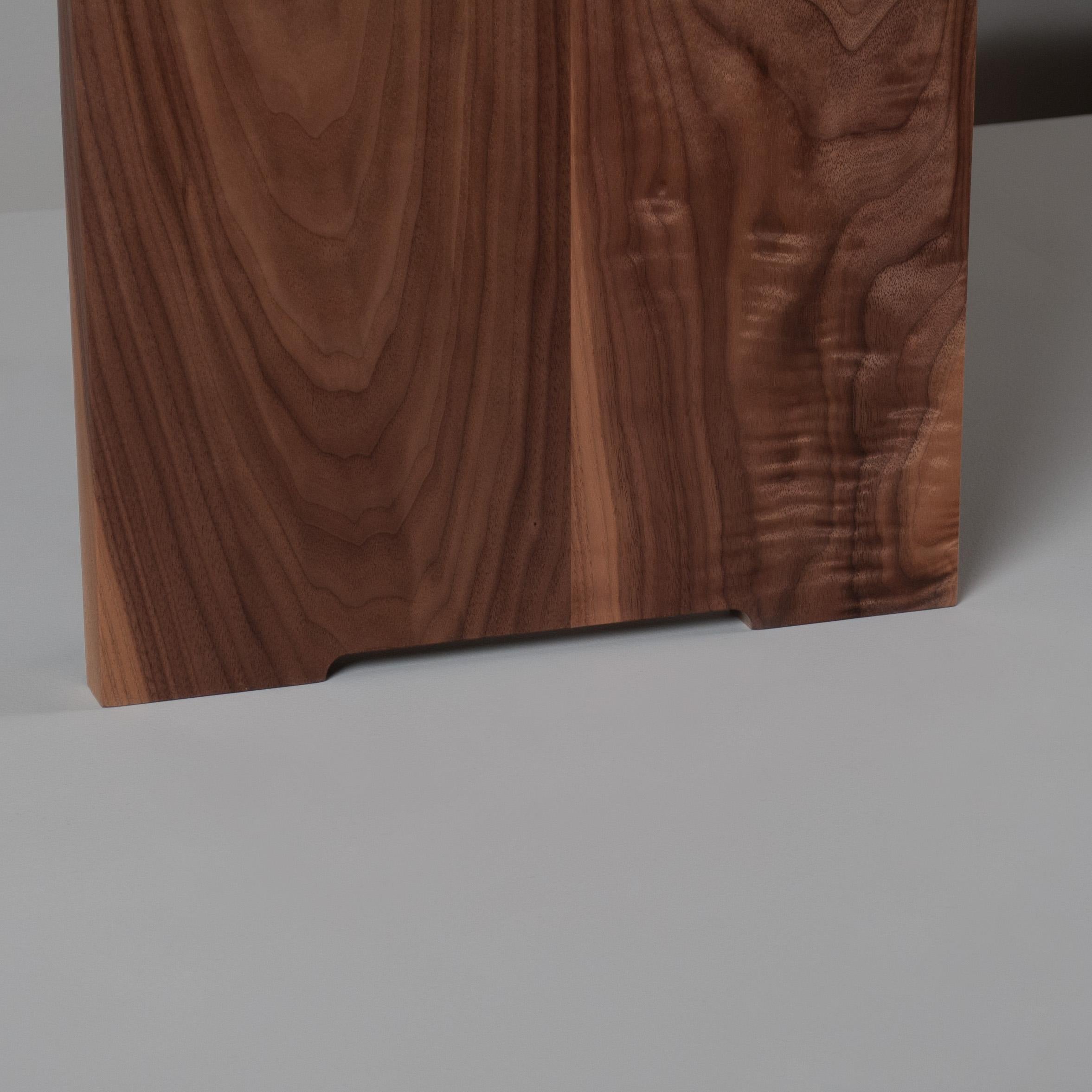 XXIe siècle et contemporain Table de nuit architecturale en noyer artisanal Table d'appoint en vente