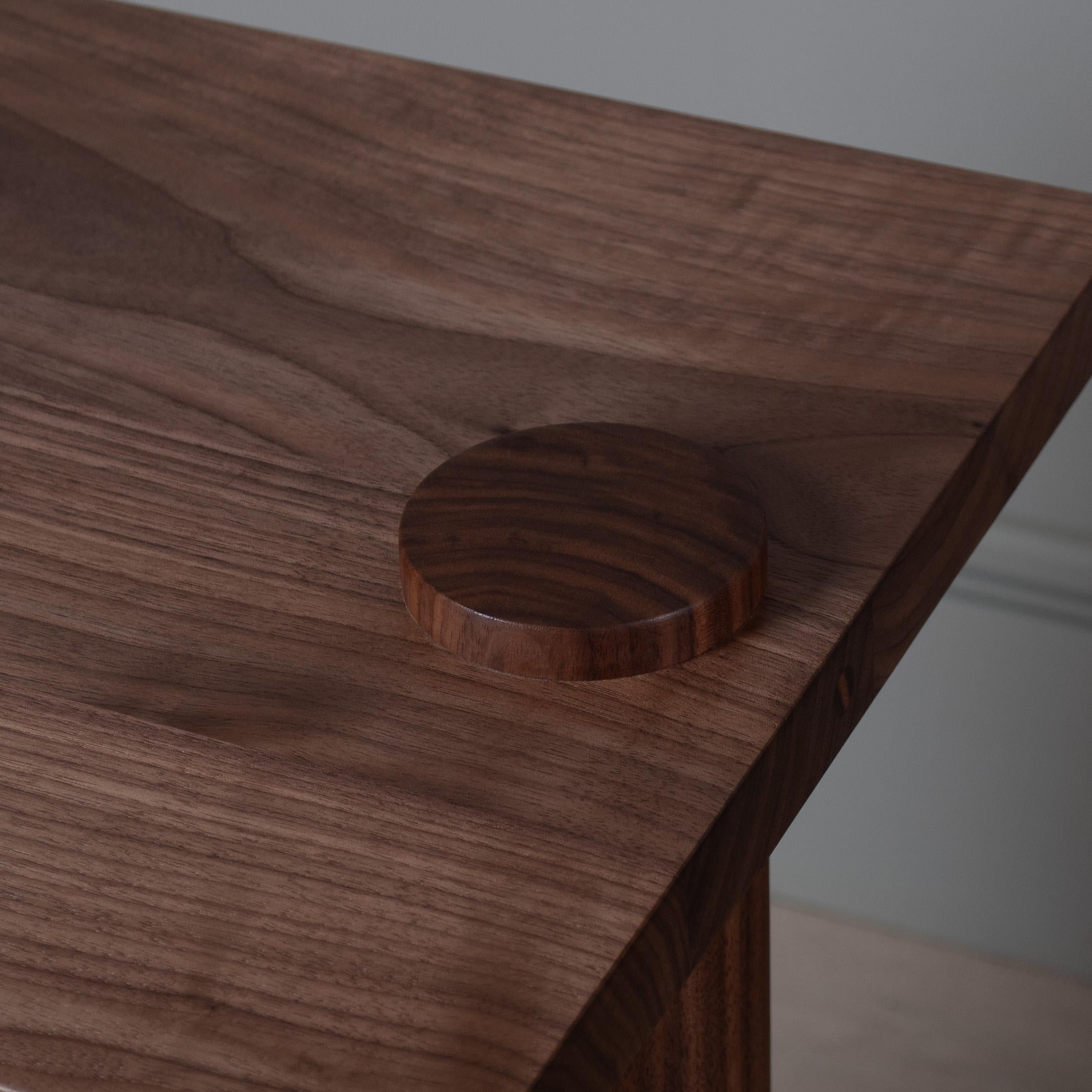 Noyer Table de nuit architecturale en noyer artisanal Table d'appoint en vente