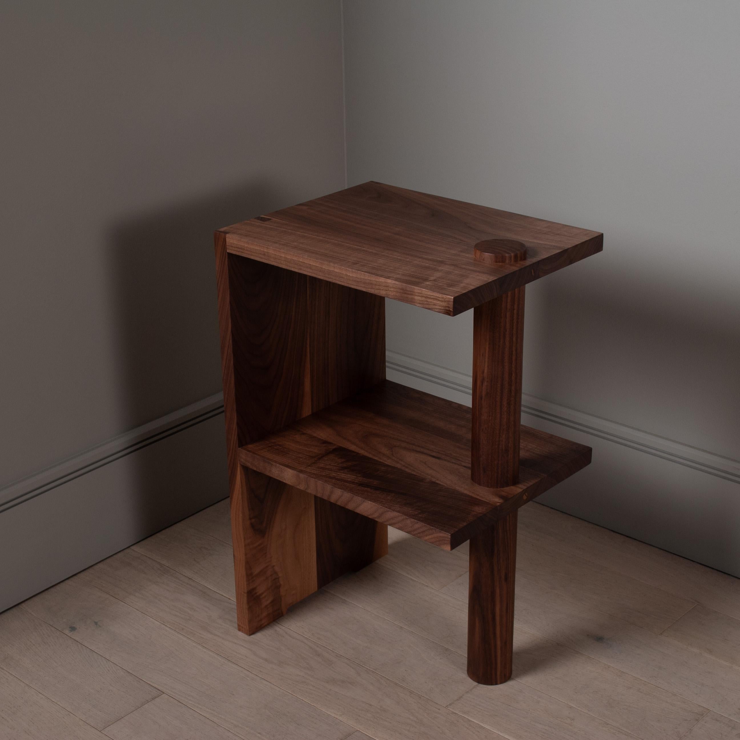 Table de nuit architecturale en noyer artisanal Table d'appoint en vente 1