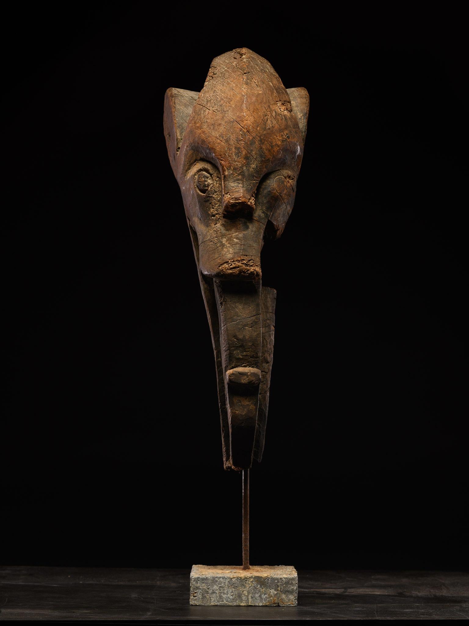 L'image centrale de l'art Toba Batak est le singa, une créature surnaturelle dont l'apparence protège les individus, les maisons et les communautés des forces surnaturelles malveillantes. Le nom singa est dérivé du mot sanskrit signifiant lion.