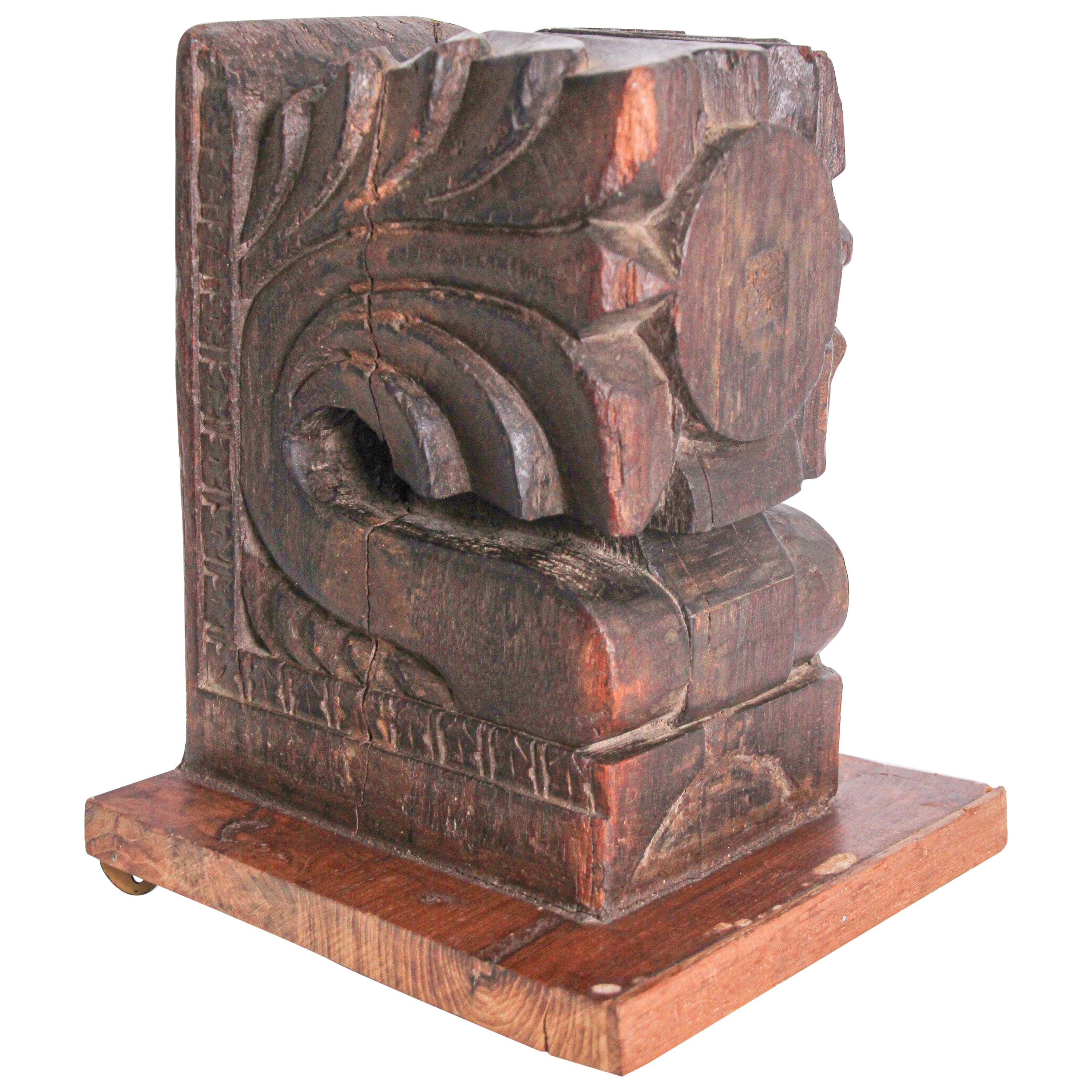 Fragment de temple hindou architectural en bois sculpté provenant d'Inde