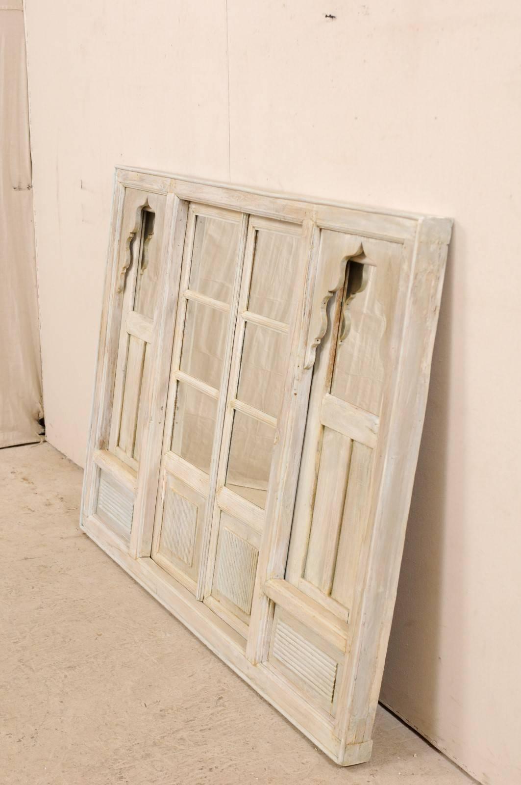 Indische architektonische Wanddekoration mit Wellenschliffbögen und Spiegeln, geschmückt (Glas) im Angebot
