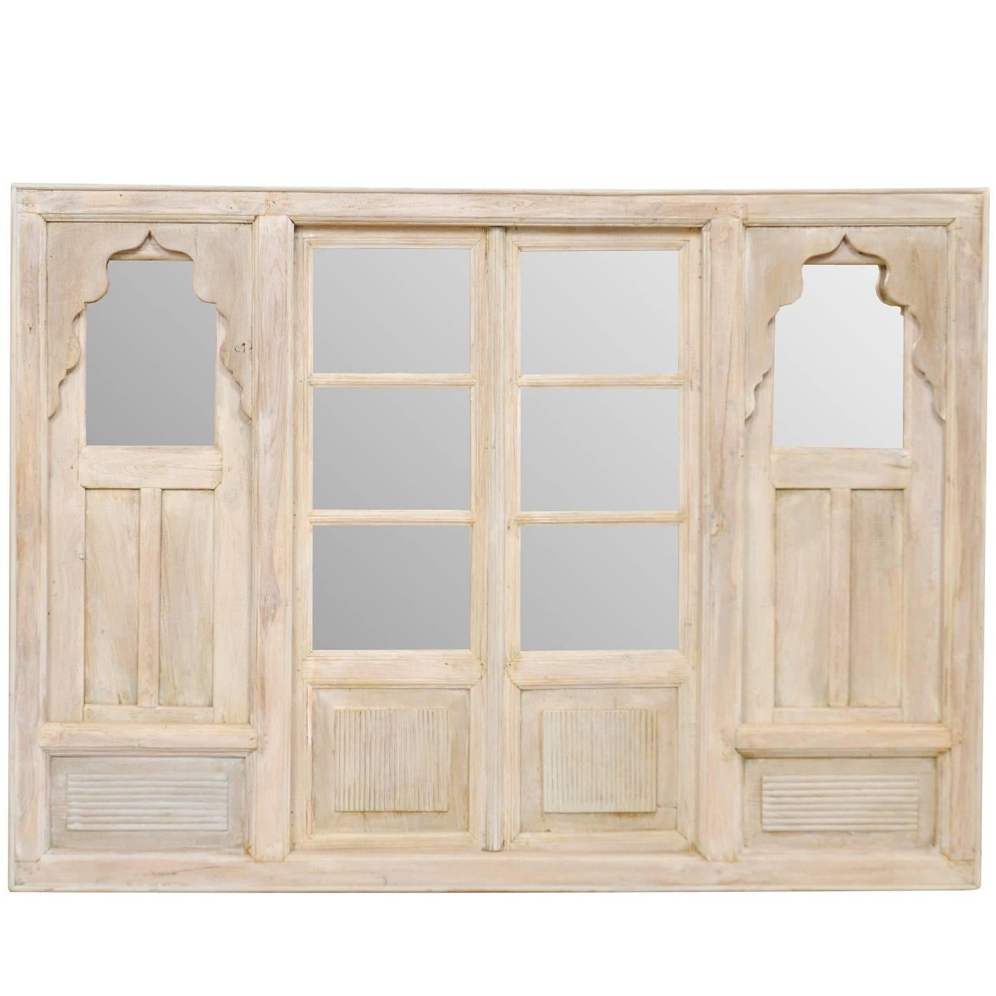 Indische architektonische Wanddekoration mit Wellenschliffbögen und Spiegeln, geschmückt im Angebot
