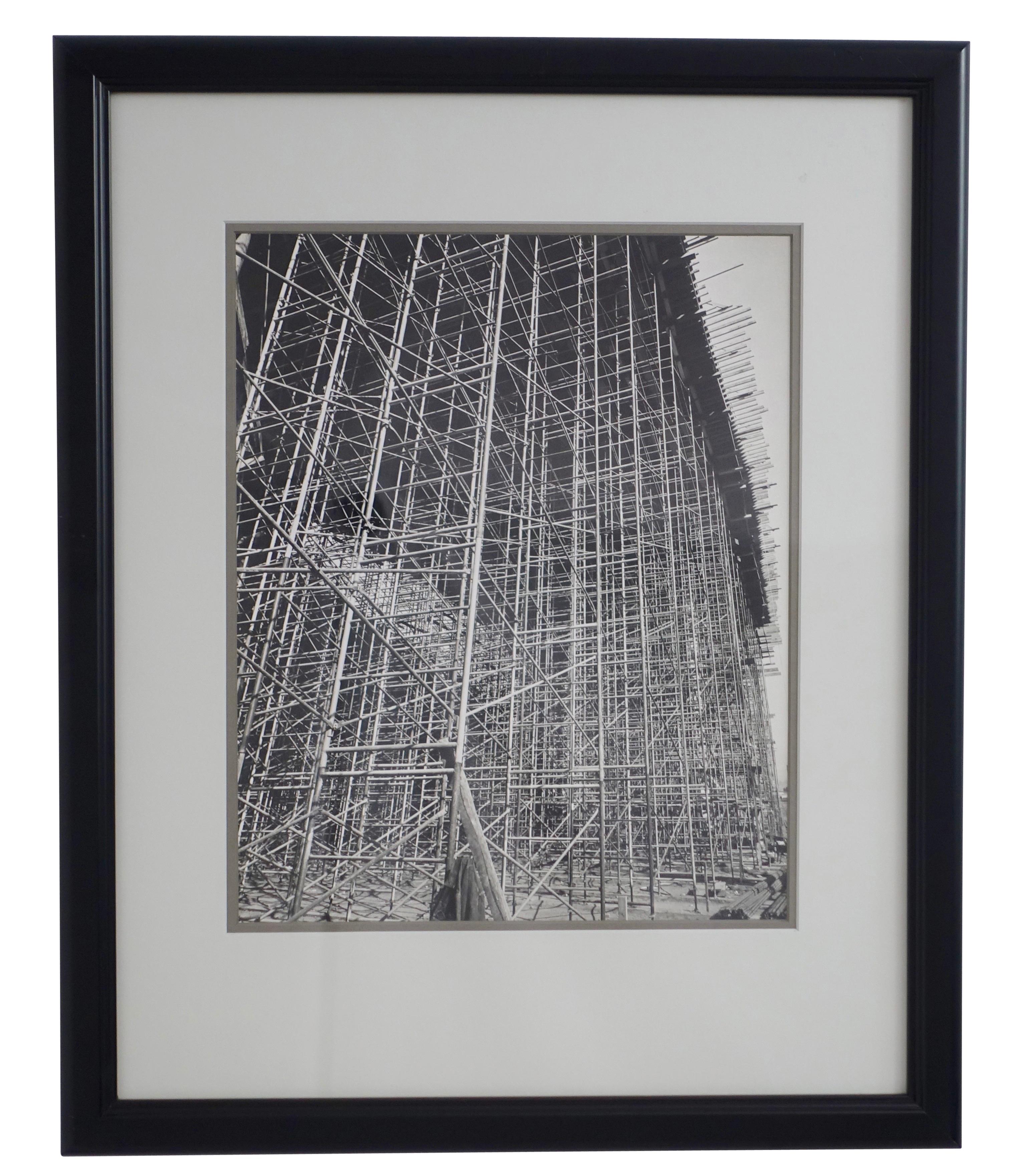 Einzigartiges, nie veröffentlichtes Schwarz-Weiß-Foto eines Baugerüsts einer Industriearchitektur, unsigniert. Professionell mattiert und gerahmt, amerikanisch, Anfang bis Mitte des 20. Jahrhunderts.