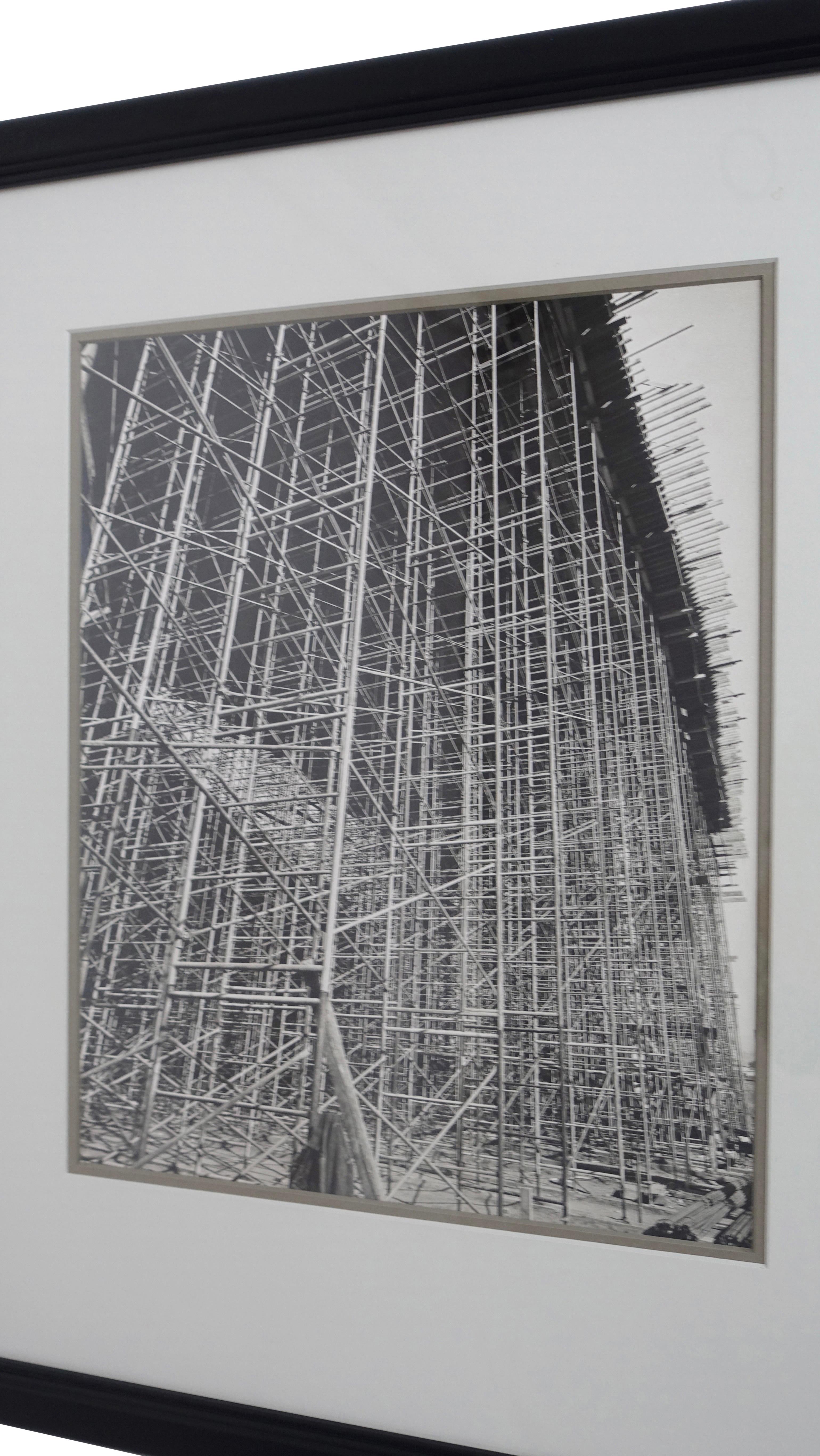 Schwarz-Weiß-Fotografie eines architektonischen Industriedesigns (Moderne der Mitte des Jahrhunderts) im Angebot