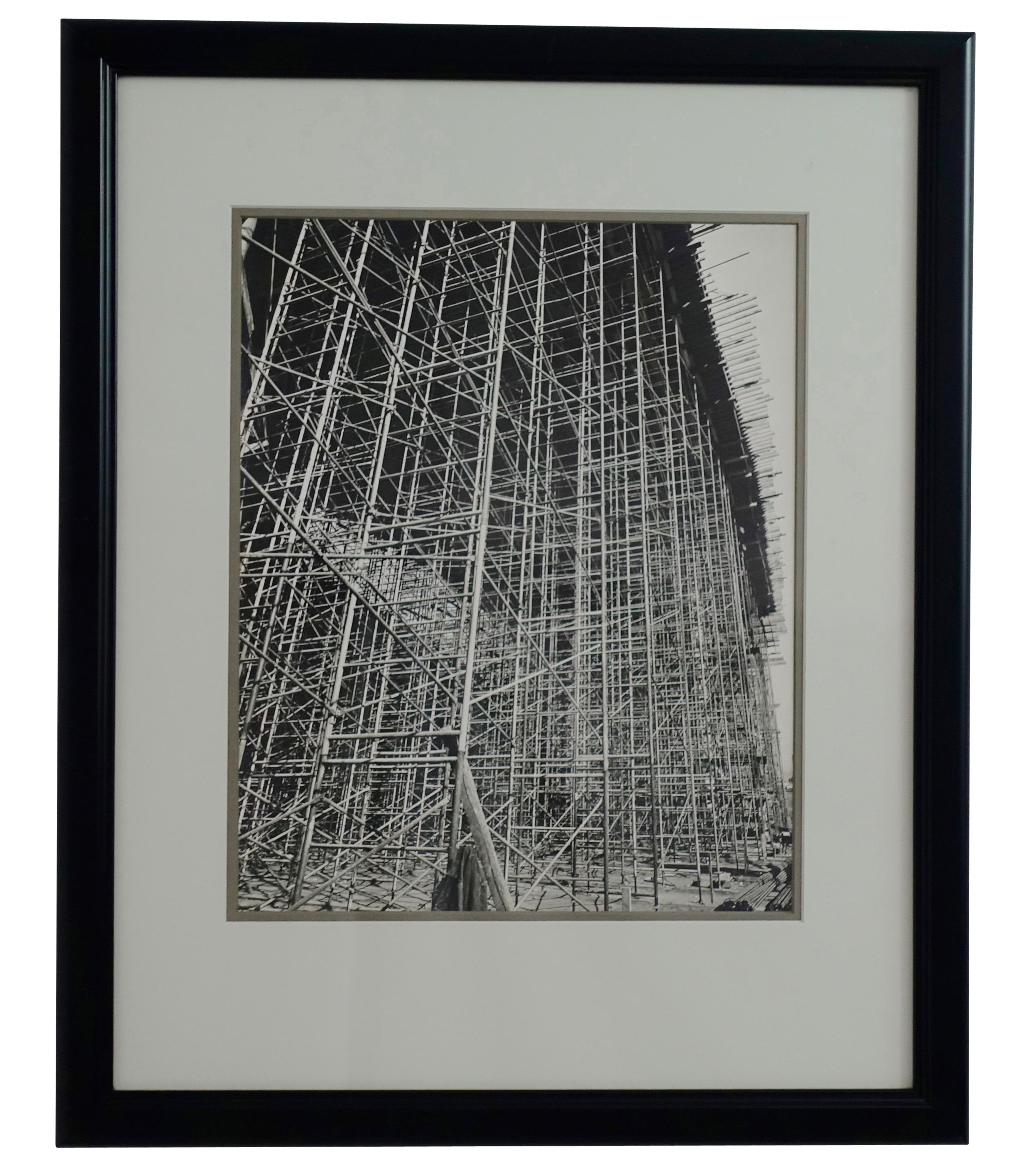 Schwarz-Weiß-Fotografie eines architektonischen Industriedesigns (Papier) im Angebot